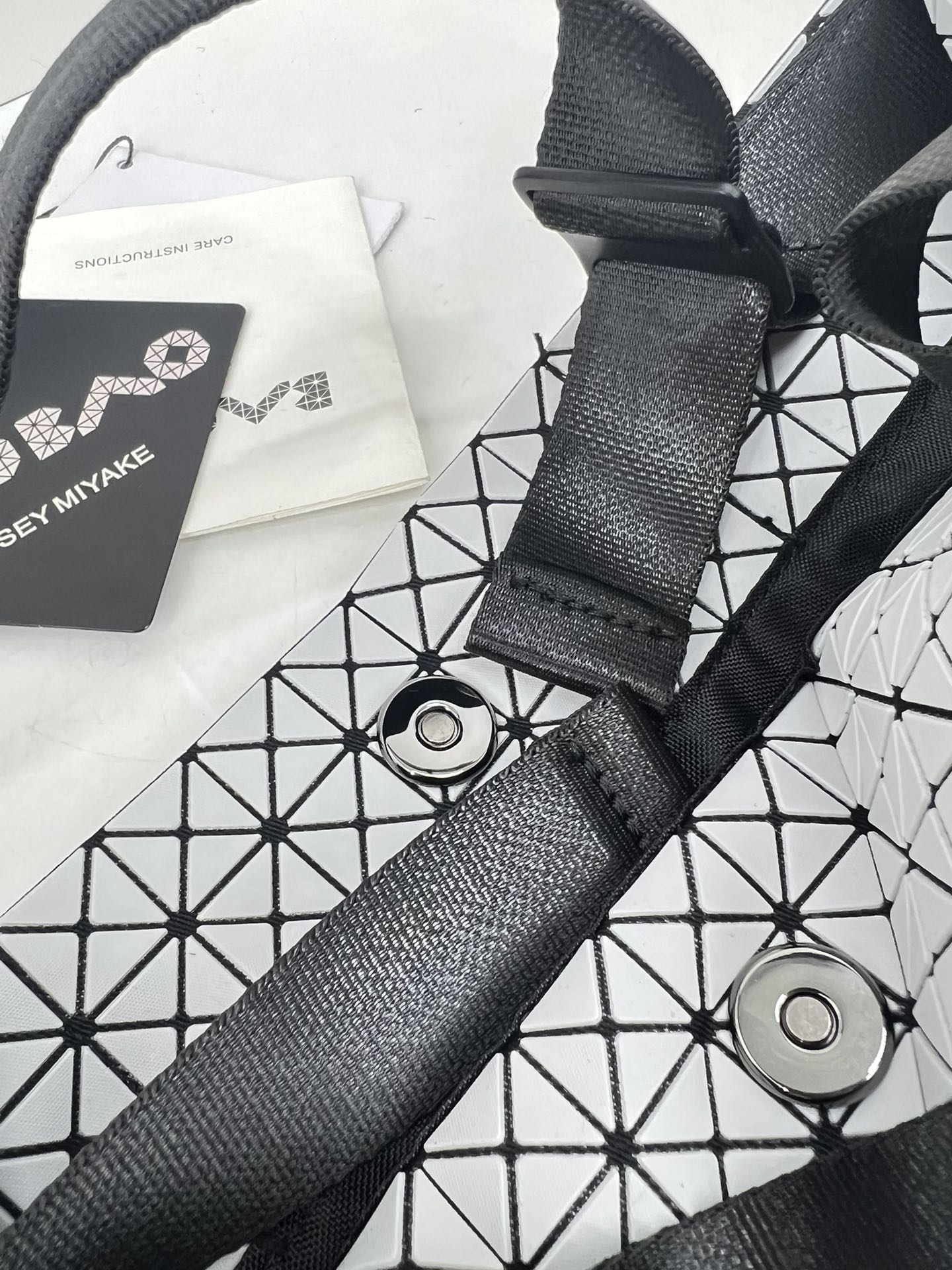 Issey Miyake ～三宅一生 新款硅胶卡丁系列 托特包ONE-TONE 系列以灰色为统一 包括三角件、面料和金属配件
