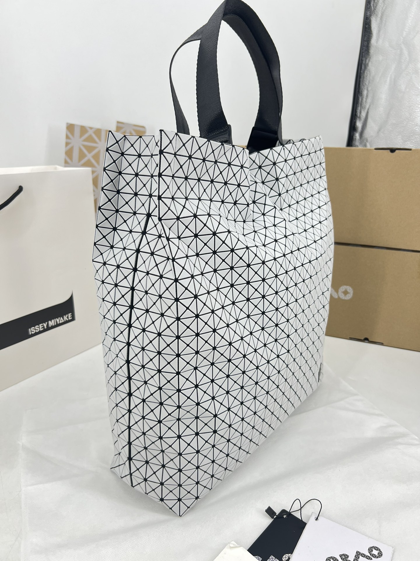 Issey Miyake ～三宅一生 新款硅胶卡丁系列 托特包ONE-TONE 系列以灰色为统一 包括三角件、面料和金属配件