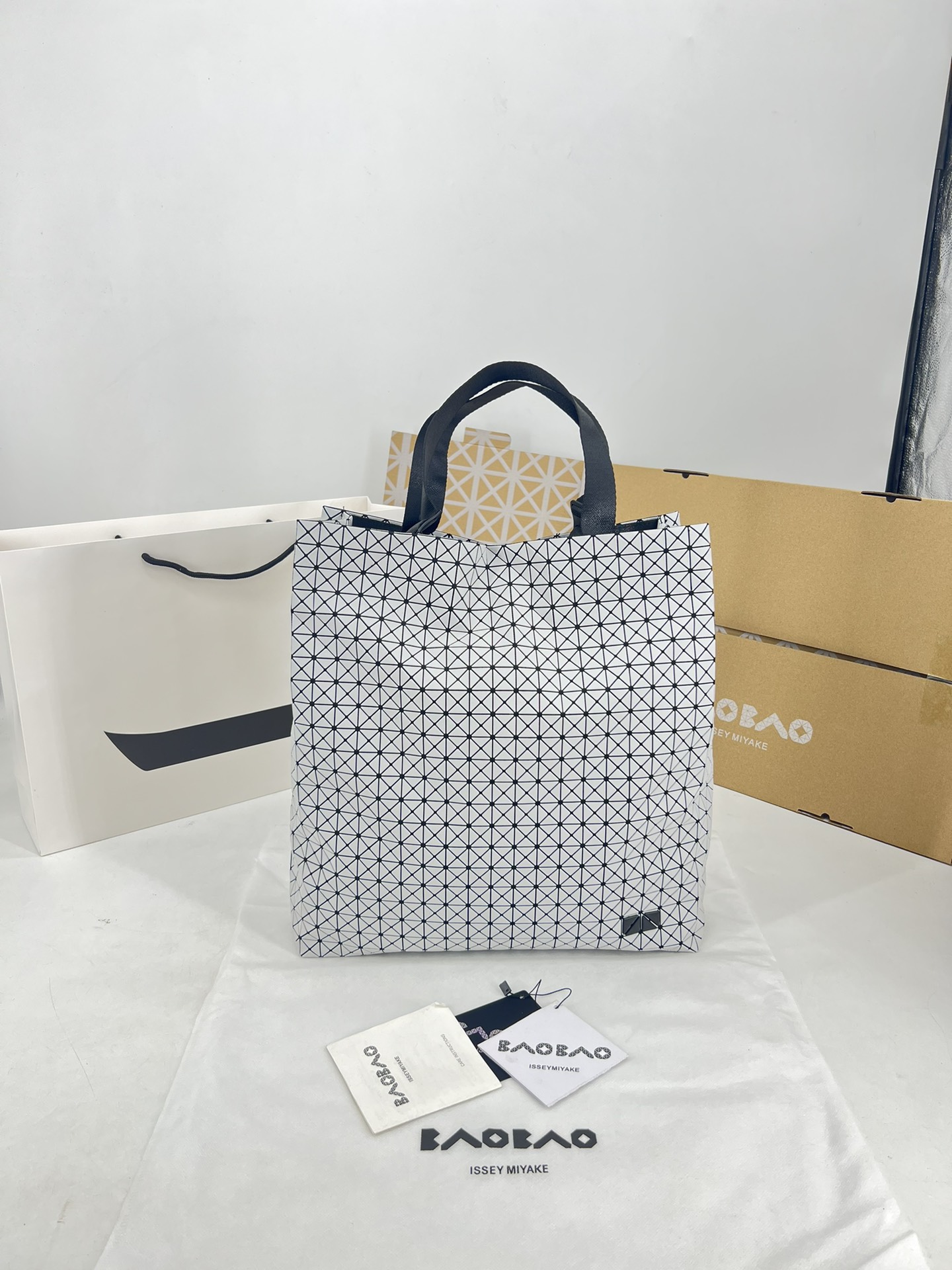 Issey Miyake ～三宅一生 新款硅胶卡丁系列 托特包ONE-TONE 系列以灰色为统一 包括三角件、面料和金属配件