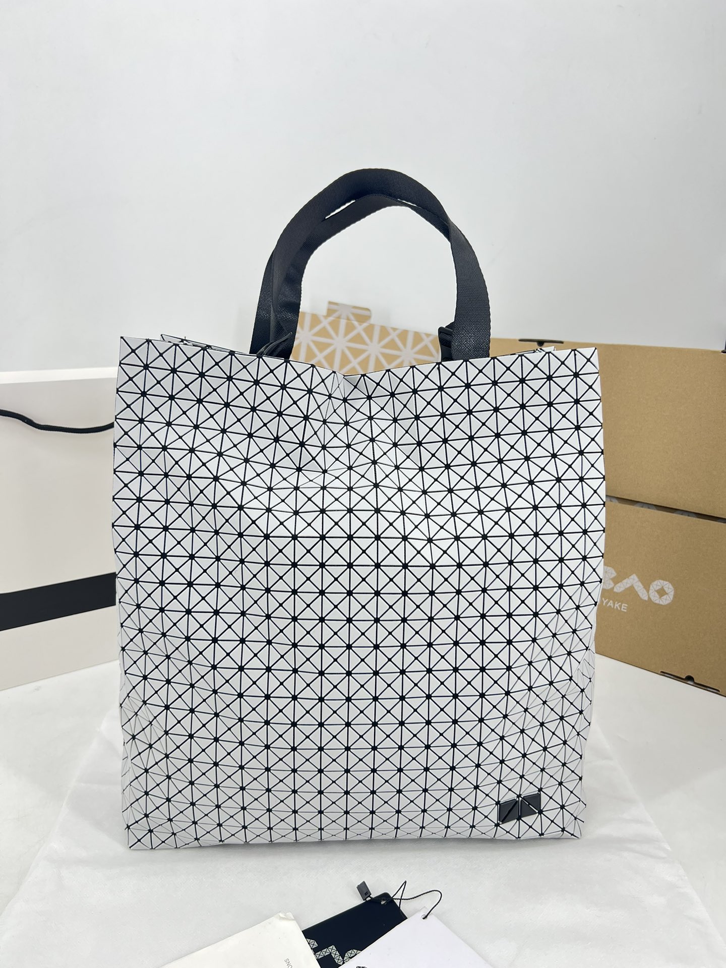 Issey Miyake ～三宅一生 新款硅胶卡丁系列 托特包ONE-TONE 系列以灰色为统一 包括三角件、面料和金属配件