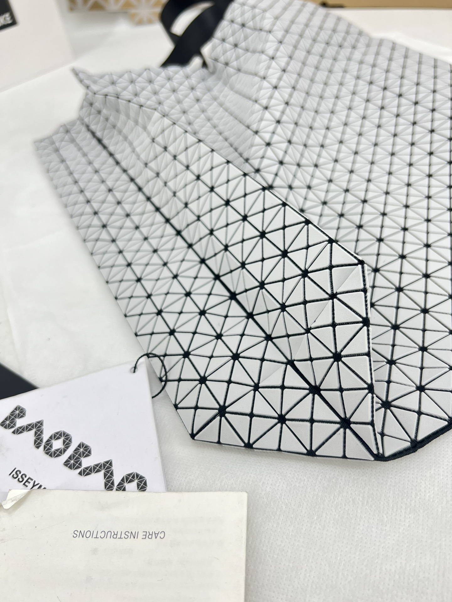 Issey Miyake ～三宅一生 新款硅胶卡丁系列 托特包ONE-TONE 系列以灰色为统一 包括三角件、面料和金属配件