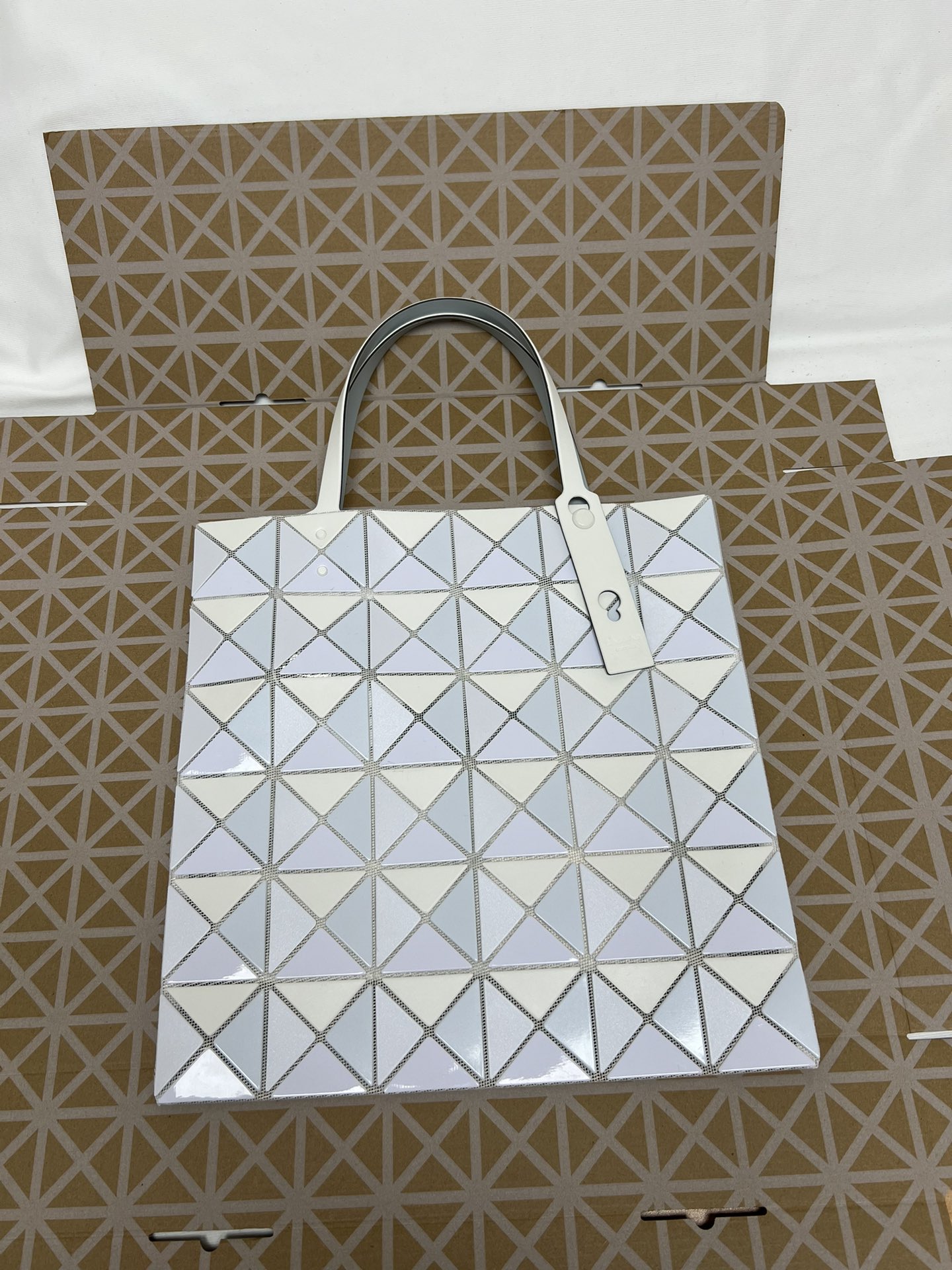 Issey Miyake ～三宅一生 5月新款6格拼色 白色