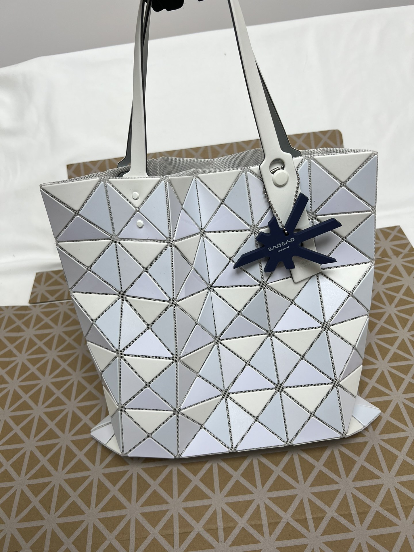 Issey Miyake ～三宅一生 5月新款6格拼色 白色