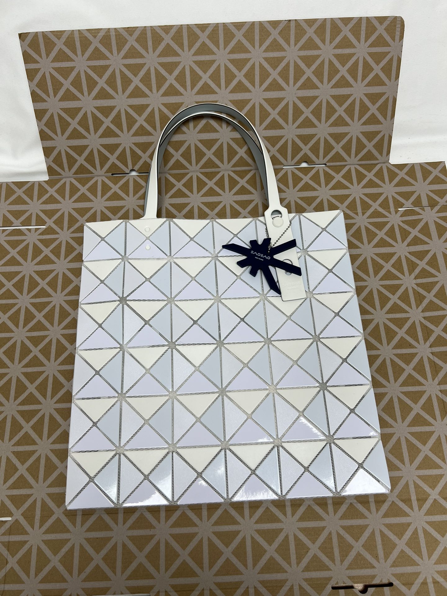Issey Miyake ～三宅一生 5月新款6格拼色 白色