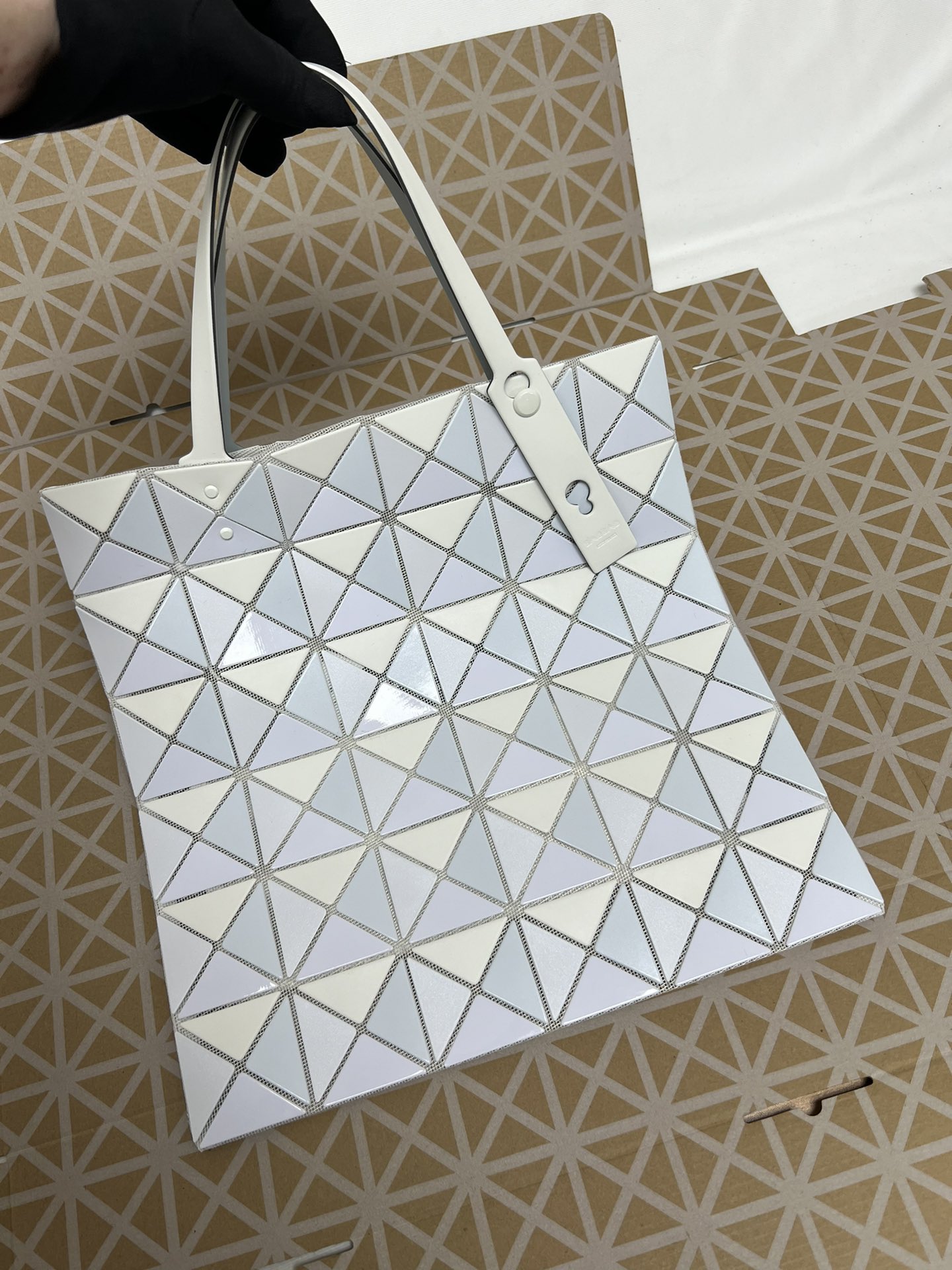 Issey Miyake ～三宅一生 5月新款6格拼色 白色