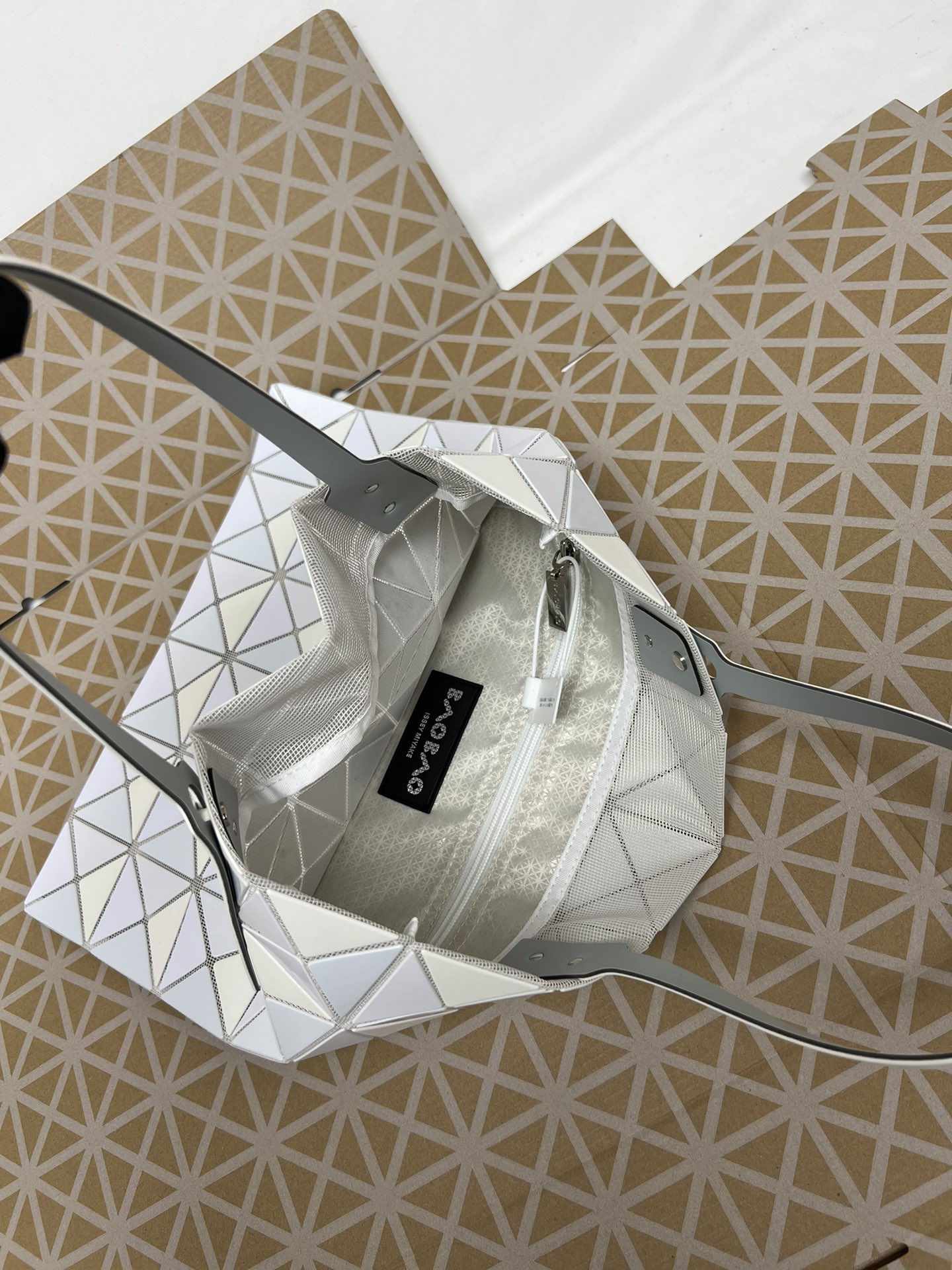 Issey Miyake ～三宅一生 5月新款6格拼色 白色
