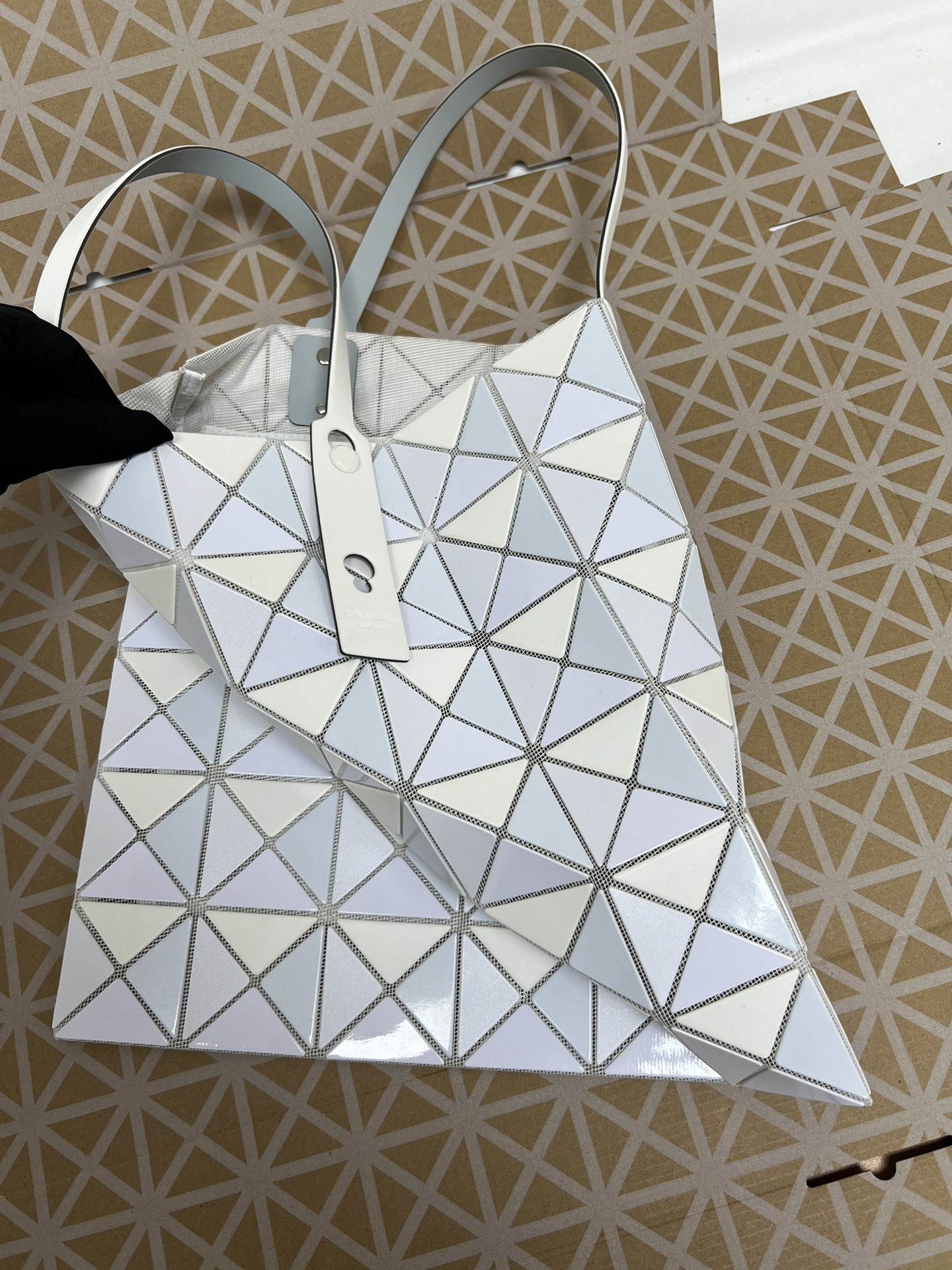 Issey Miyake ～三宅一生 5月新款6格拼色 白色
