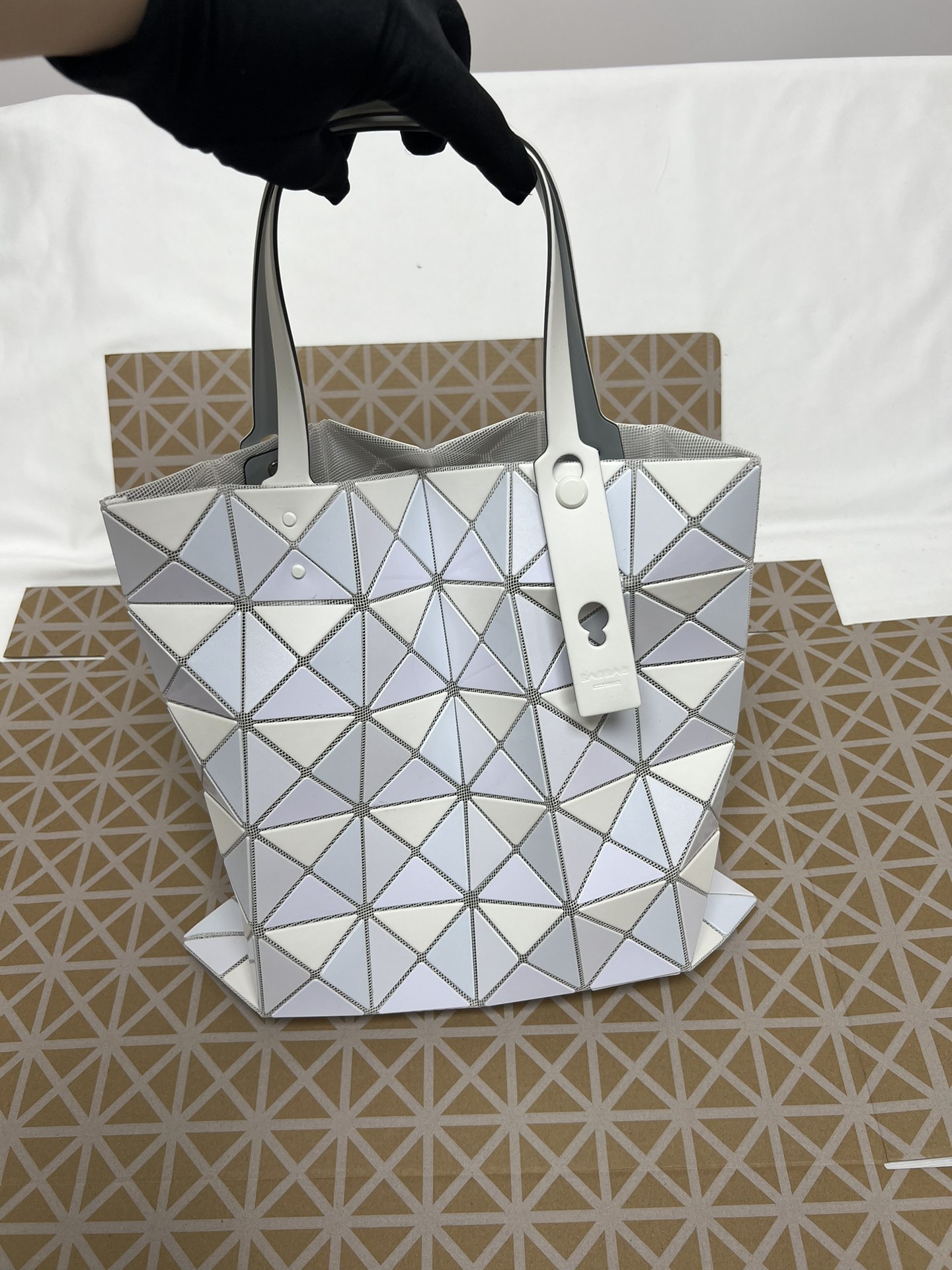 Issey Miyake ～三宅一生 5月新款6格拼色 白色