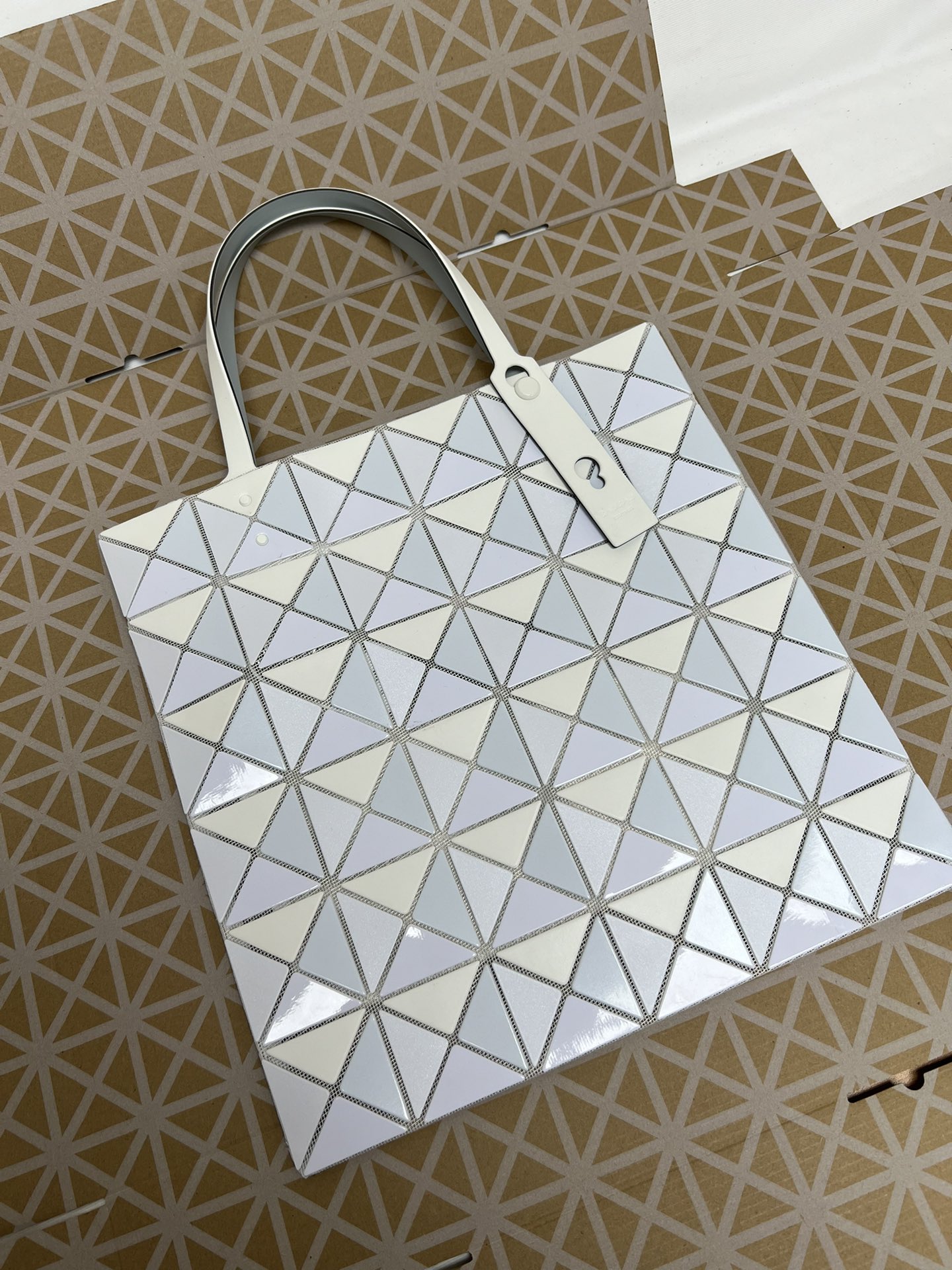 Issey Miyake ～三宅一生 5月新款6格拼色 白色