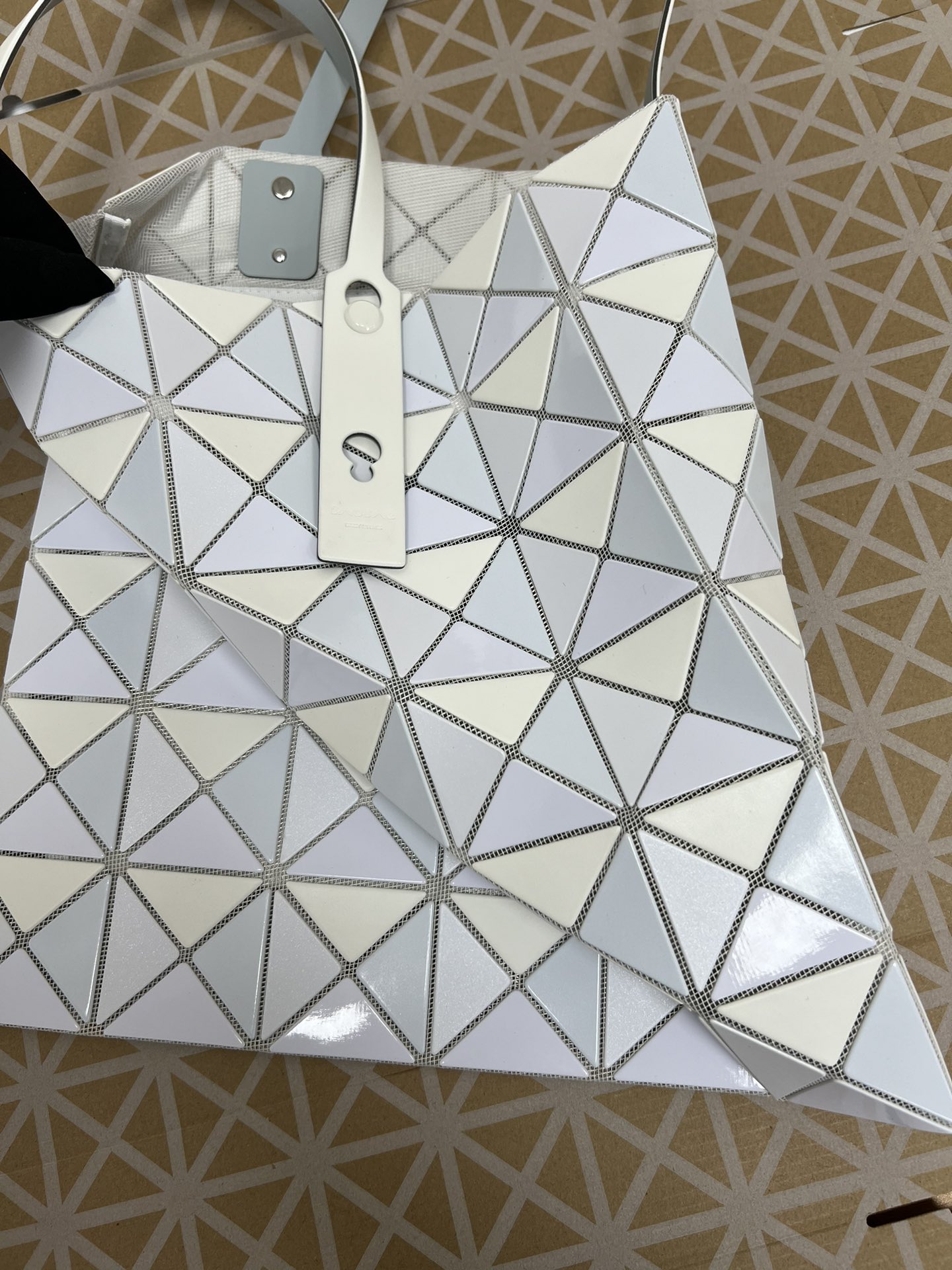 Issey Miyake ～三宅一生 5月新款6格拼色 白色