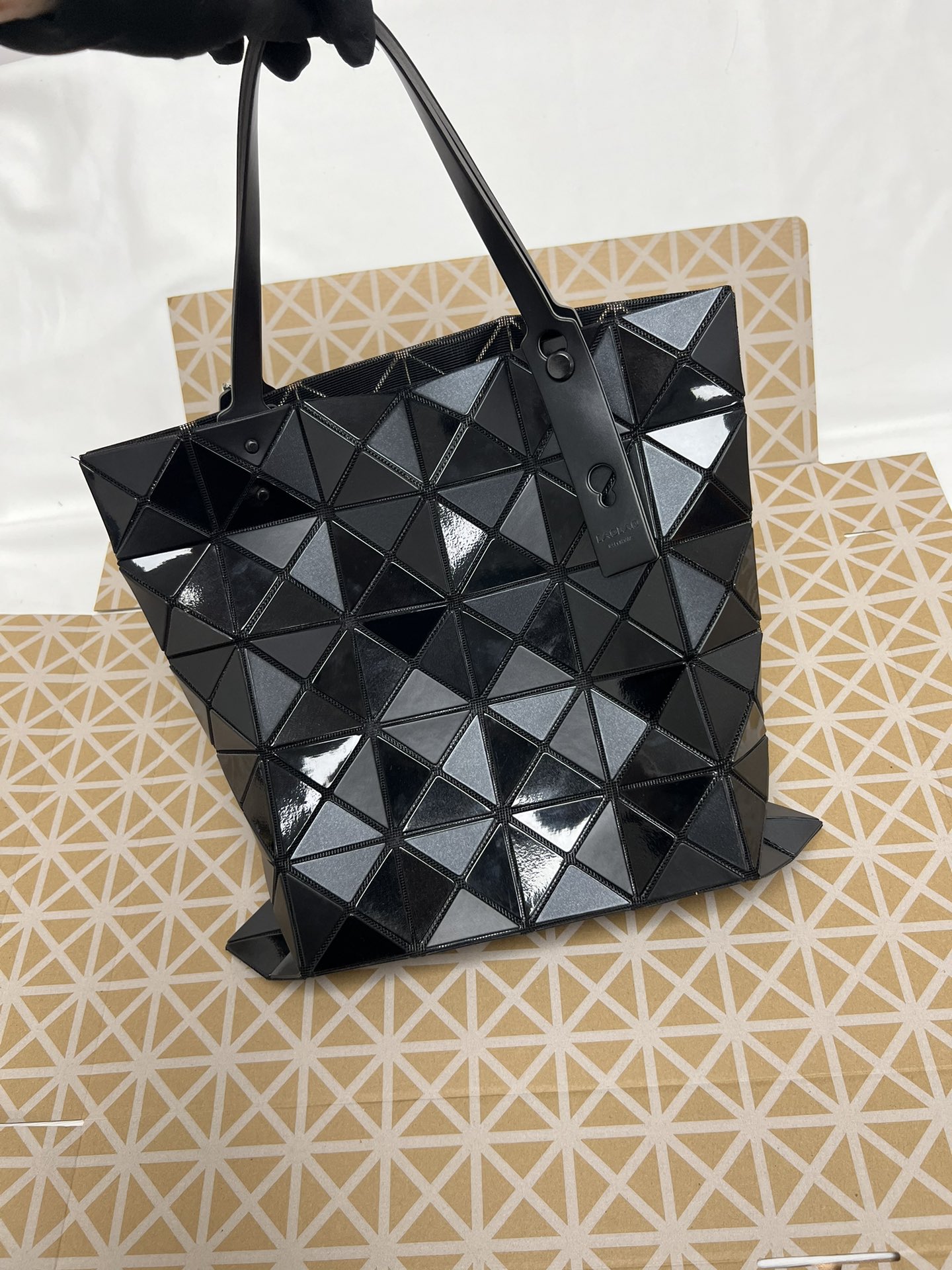 Issey Miyake ～三宅一生 5月新款6格拼色 黑色