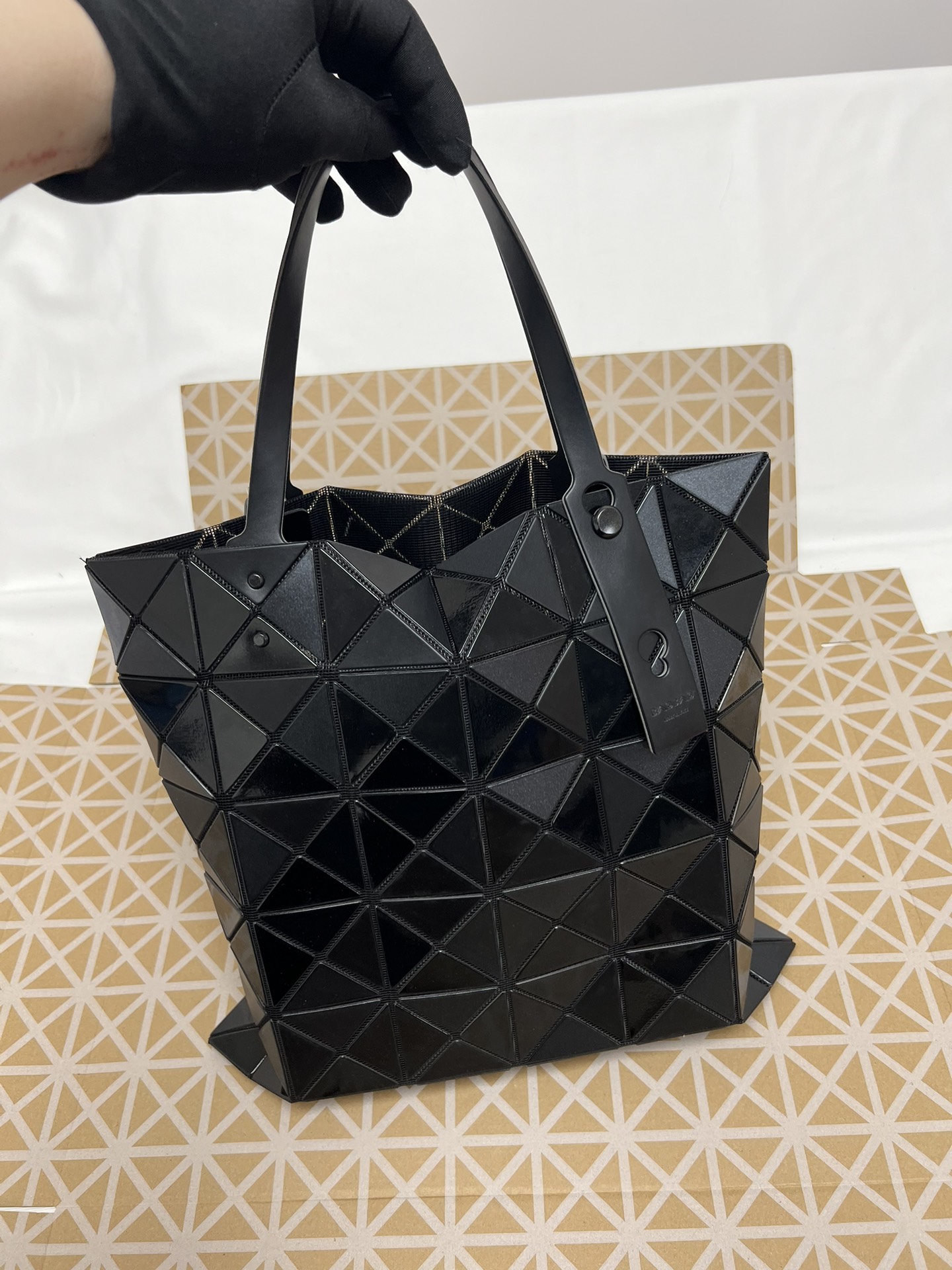 Issey Miyake ～三宅一生 5月新款6格拼色 黑色