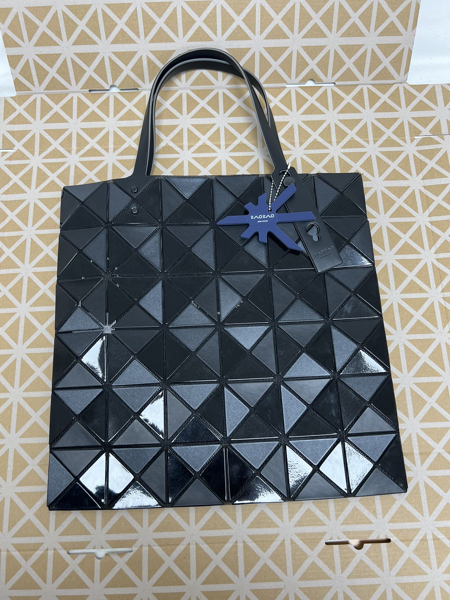 Issey Miyake ～三宅一生 5月新款6格拼色 黑色