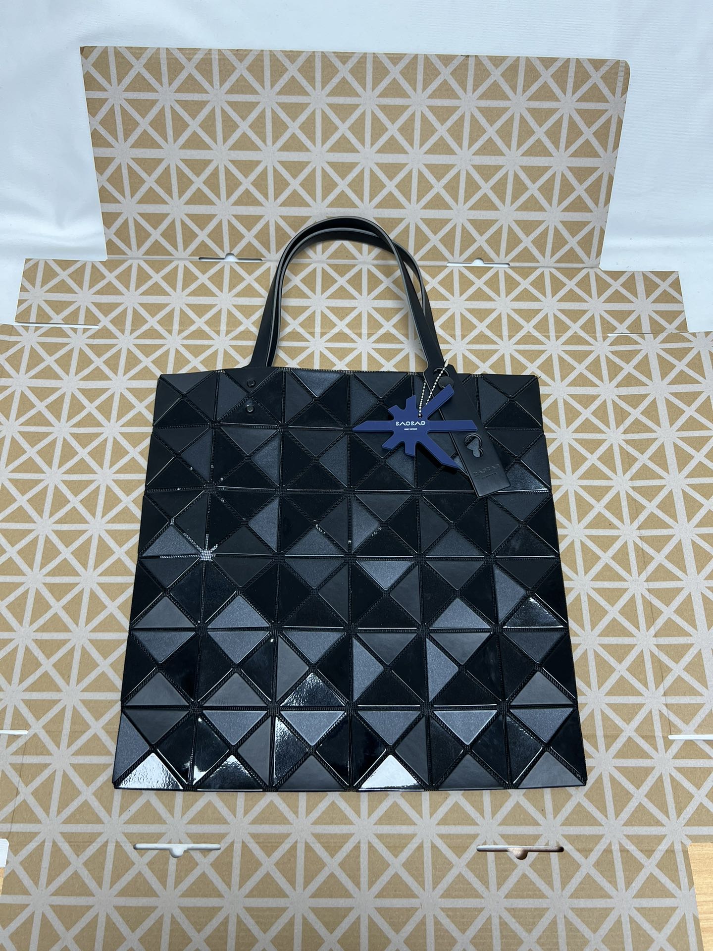 Issey Miyake ～三宅一生 5月新款6格拼色 黑色