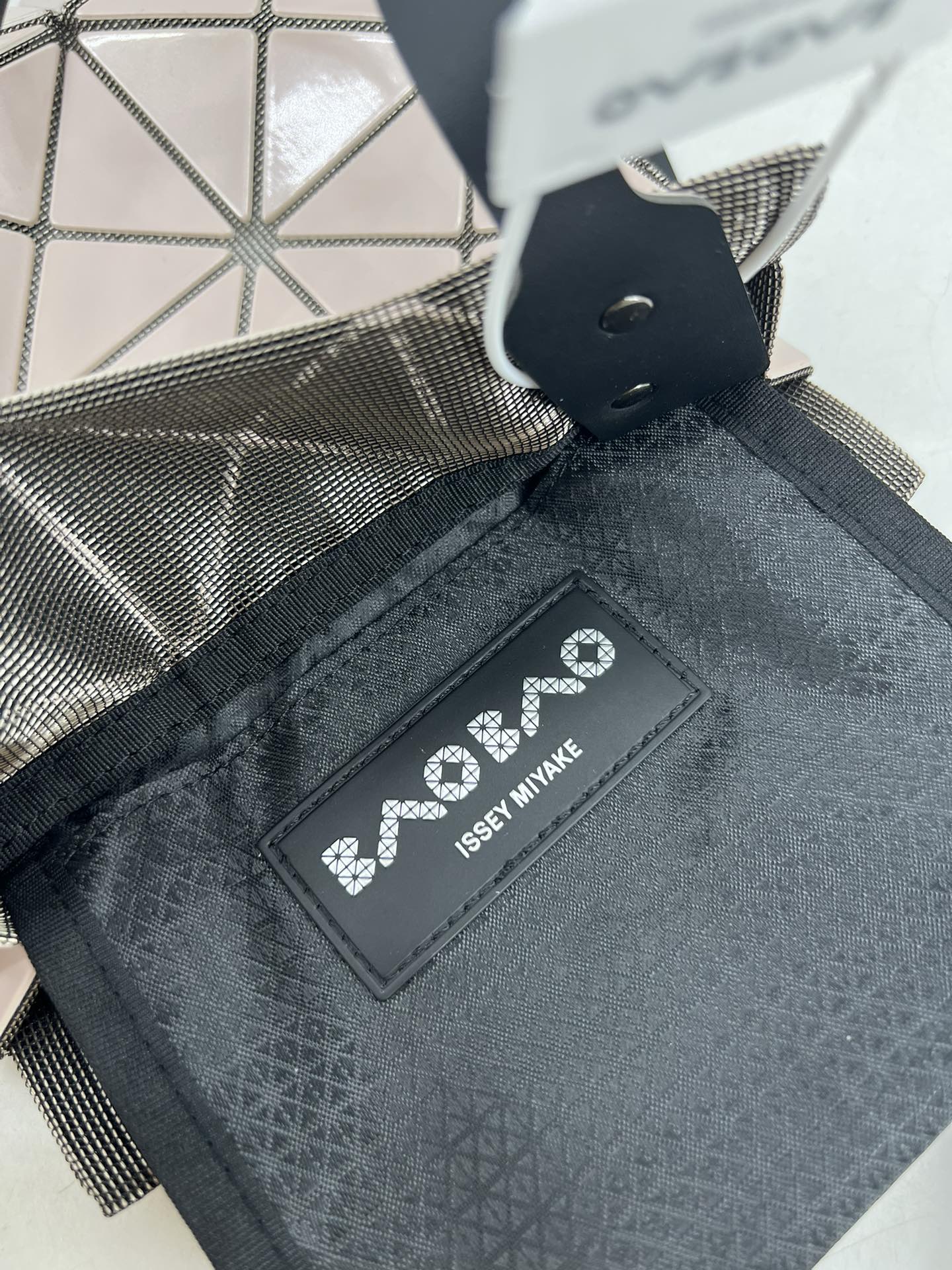 Issey Miyake ～三宅一生 9月新款钻石方盒包大小号 新系列CARAT让人想起宝石的雕刻切割