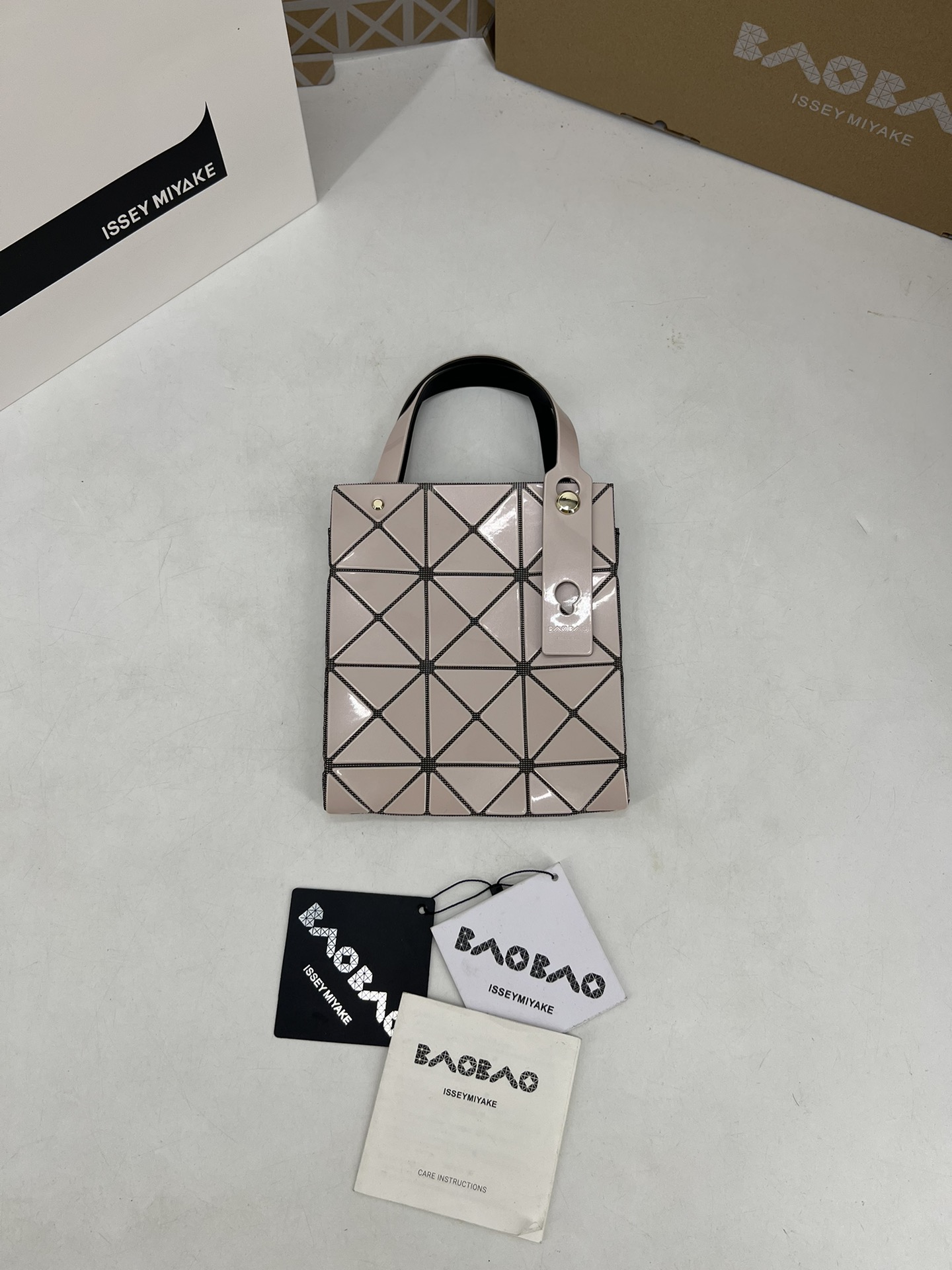 Issey Miyake ～三宅一生 9月新款钻石方盒包大小号 新系列CARAT让人想起宝石的雕刻切割