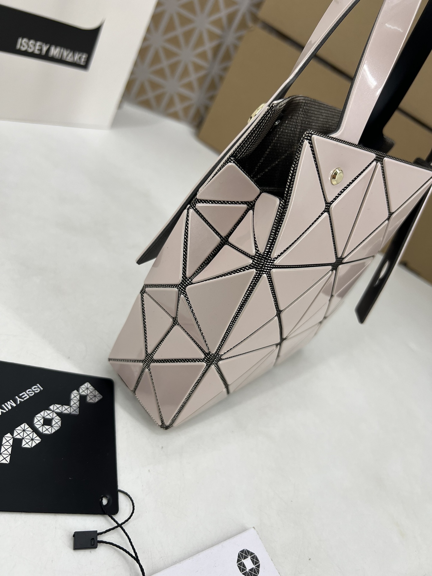 Issey Miyake ～三宅一生 9月新款钻石方盒包大小号 新系列CARAT让人想起宝石的雕刻切割