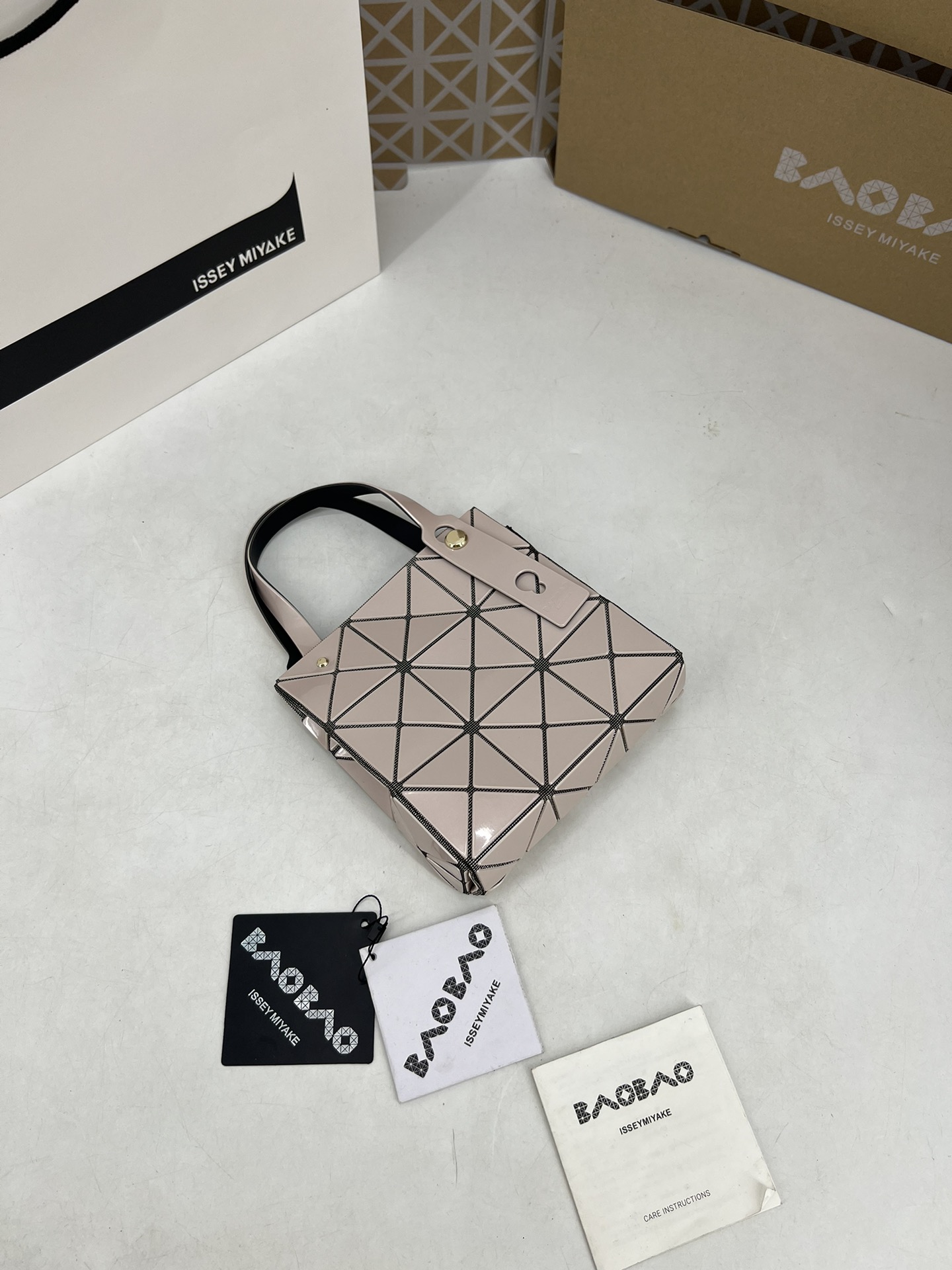 Issey Miyake ～三宅一生 9月新款钻石方盒包大小号 新系列CARAT让人想起宝石的雕刻切割