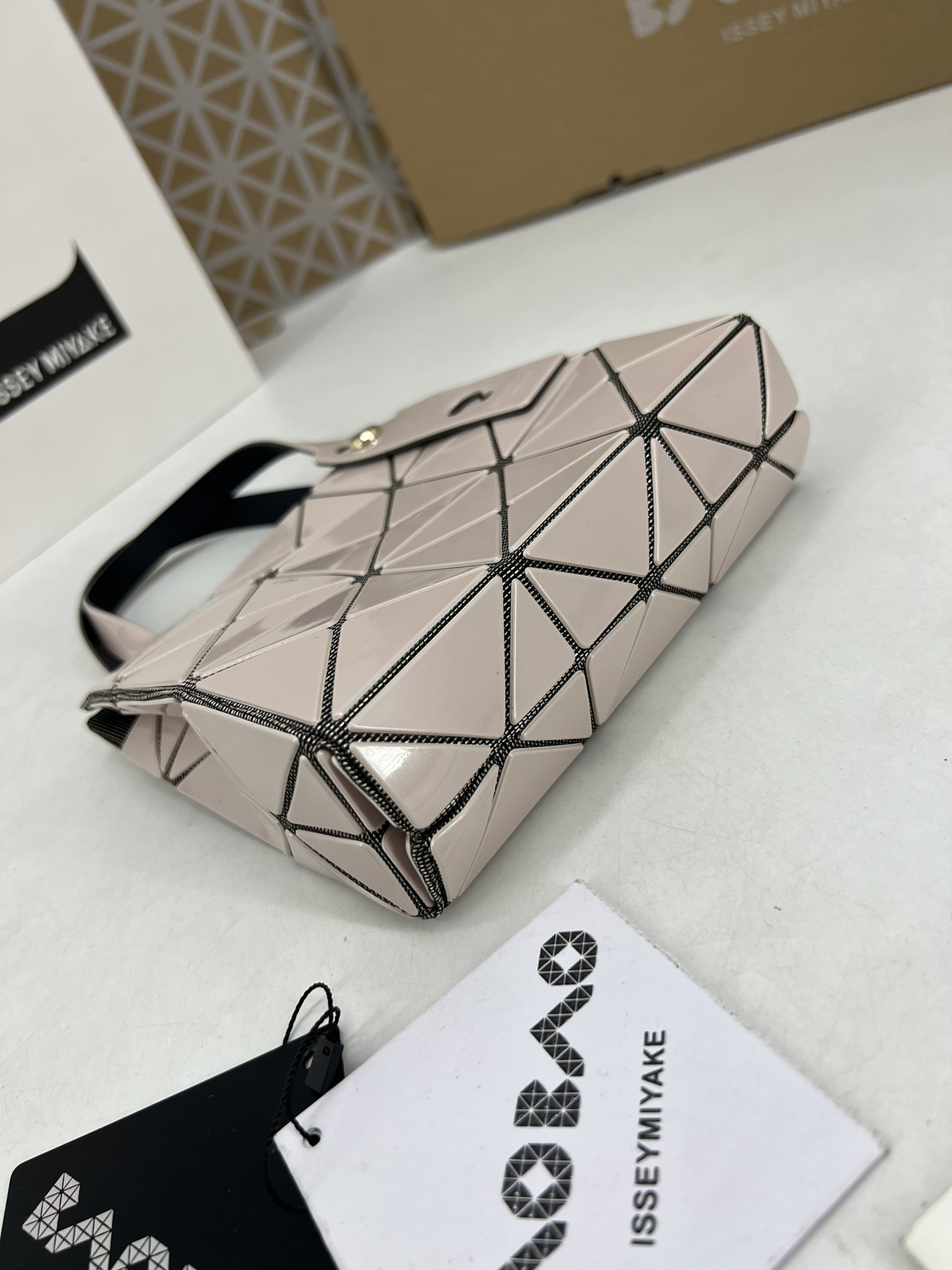 Issey Miyake ～三宅一生 9月新款钻石方盒包大小号 新系列CARAT让人想起宝石的雕刻切割