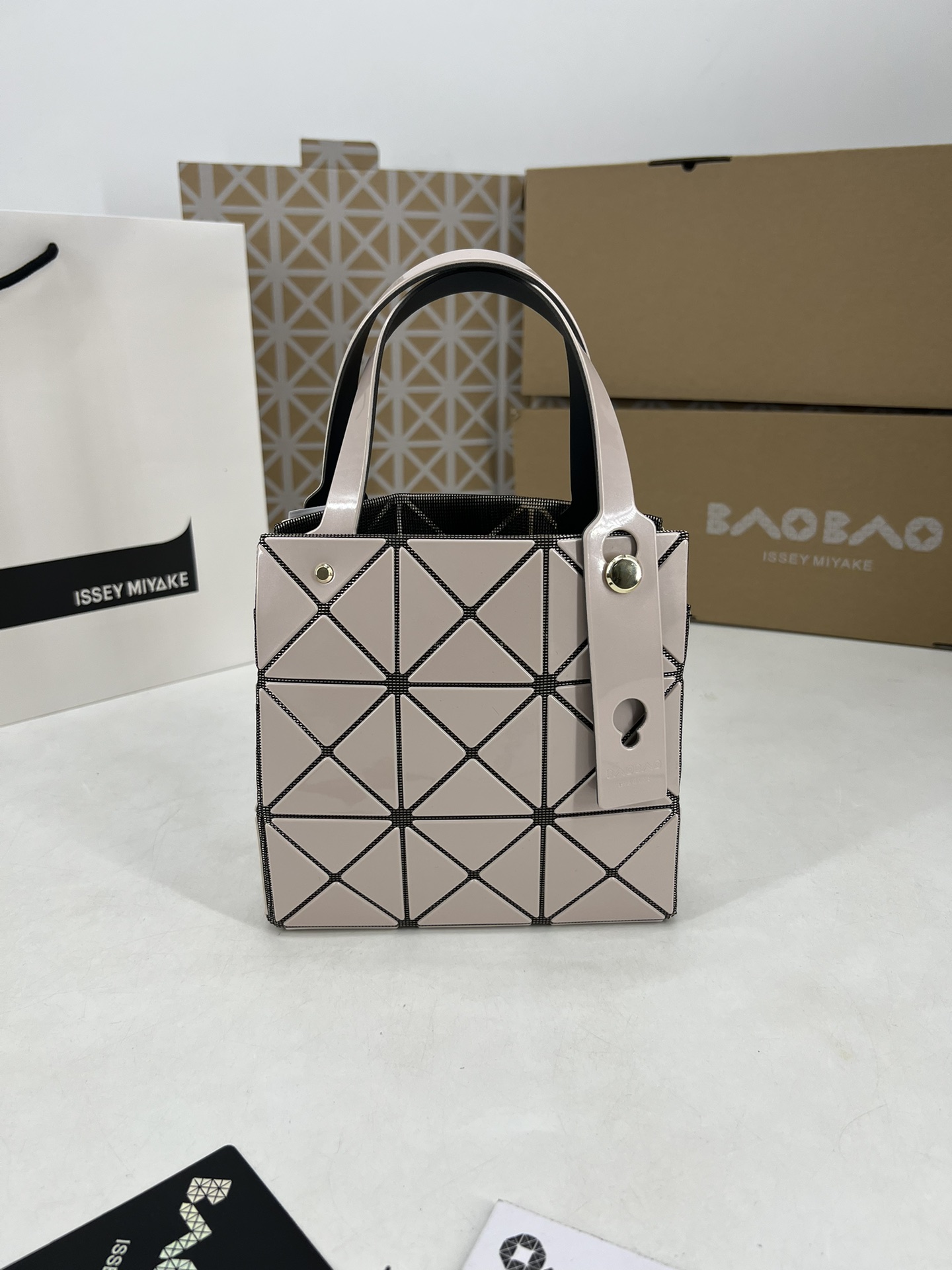 Issey Miyake ～三宅一生 9月新款钻石方盒包大小号 新系列CARAT让人想起宝石的雕刻切割