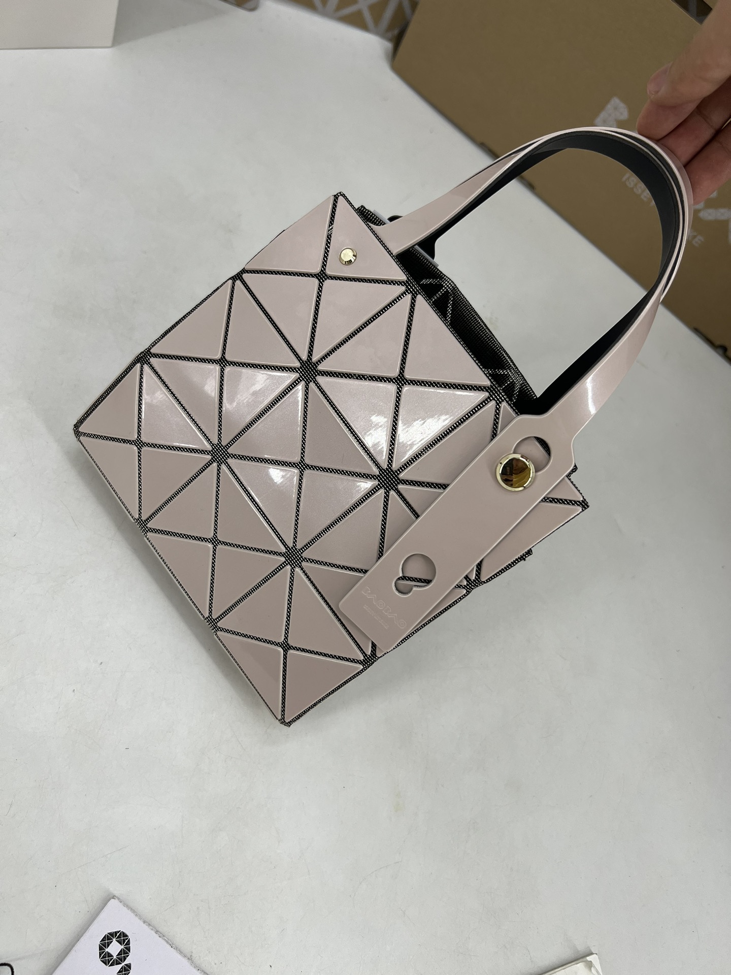 Issey Miyake ～三宅一生 9月新款钻石方盒包大小号 新系列CARAT让人想起宝石的雕刻切割