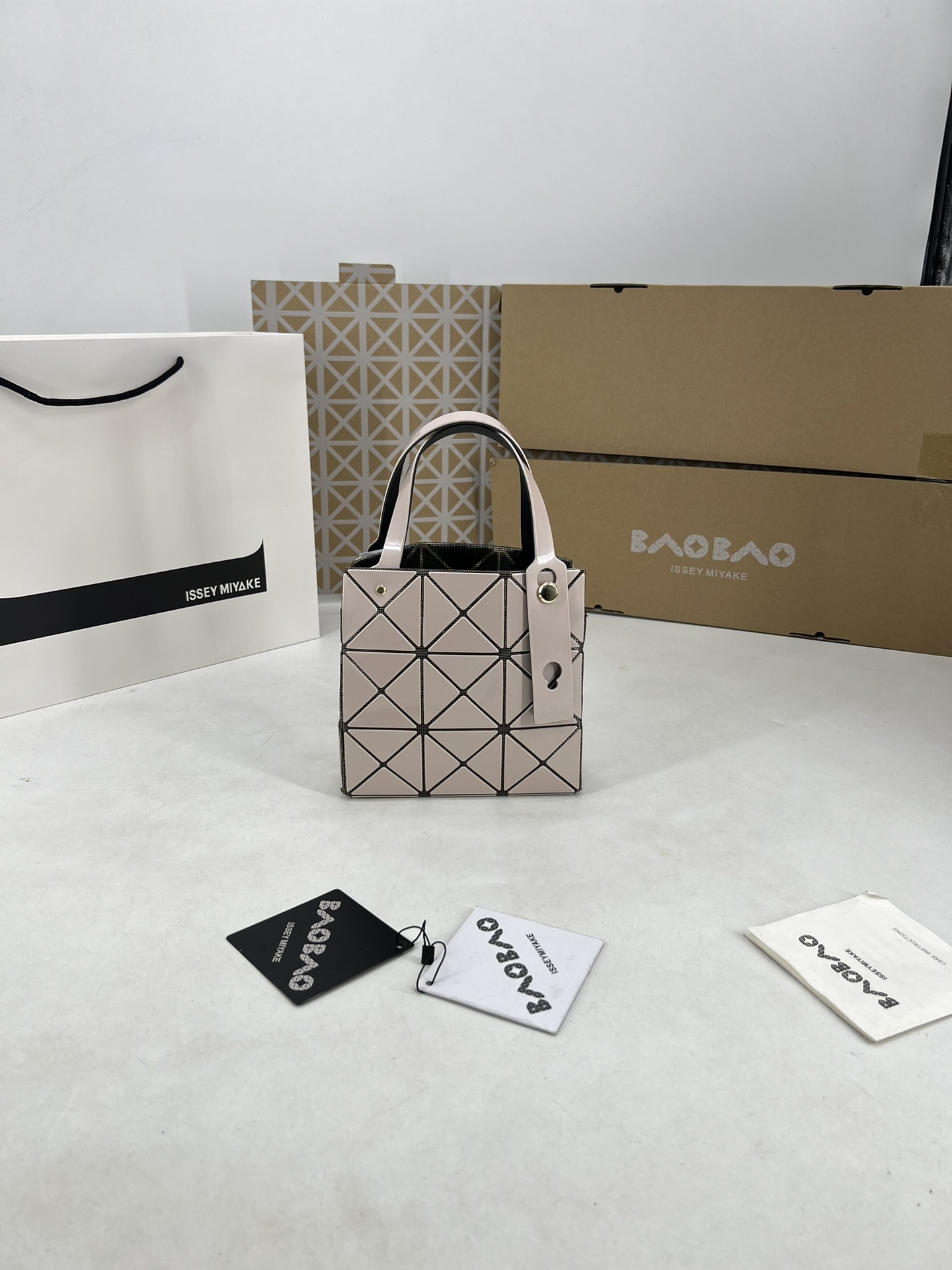 Issey Miyake ～三宅一生 9月新款钻石方盒包大小号 新系列CARAT让人想起宝石的雕刻切割