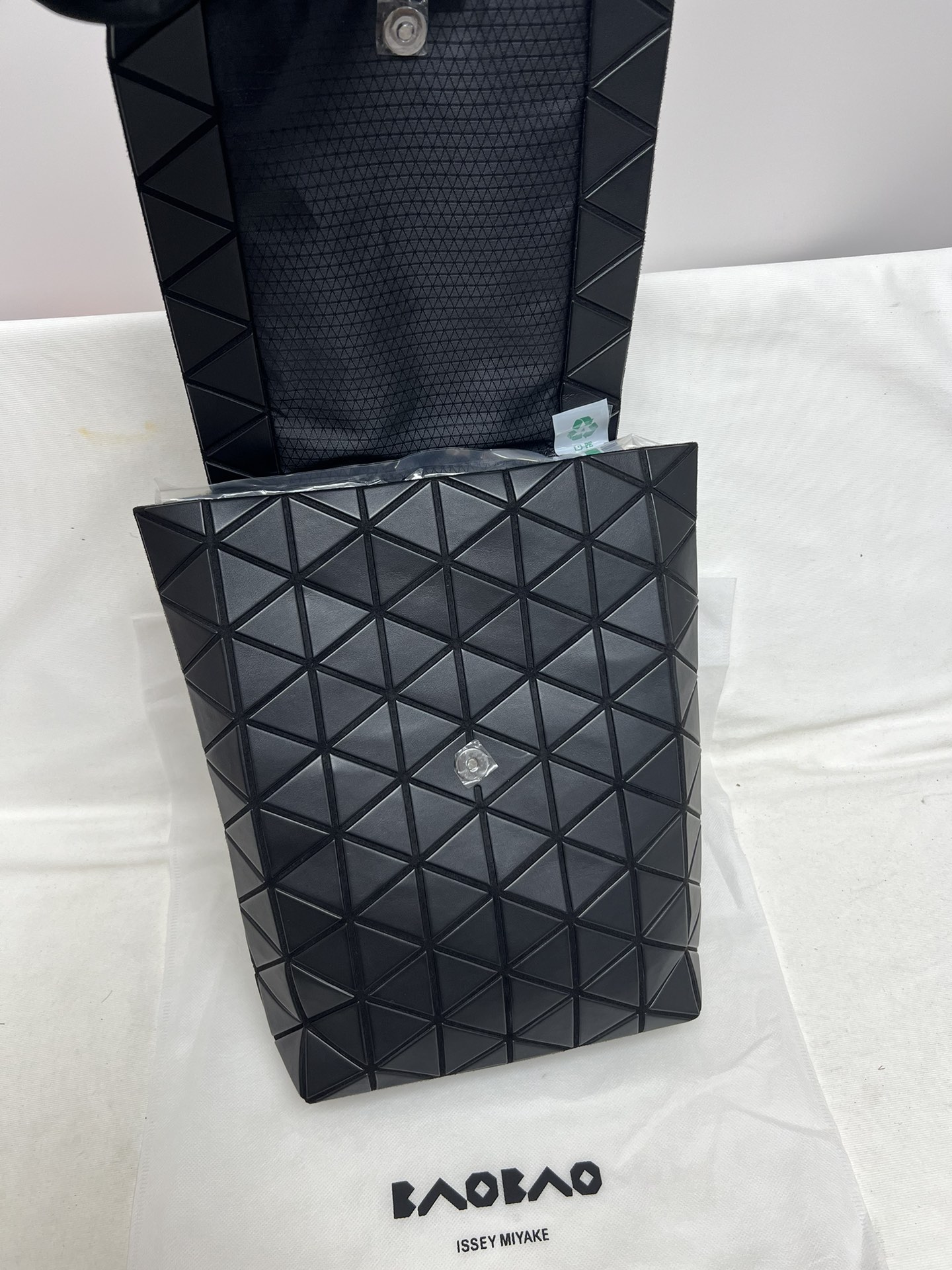 Issey Miyake ～三宅一生 款翻盖双肩包 哑黑