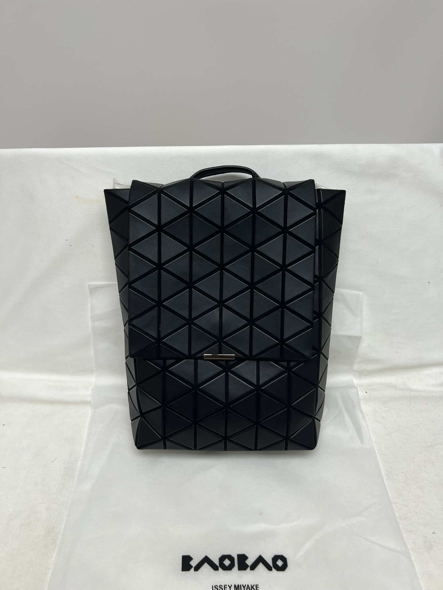 Issey Miyake ～三宅一生 款翻盖双肩包 哑黑