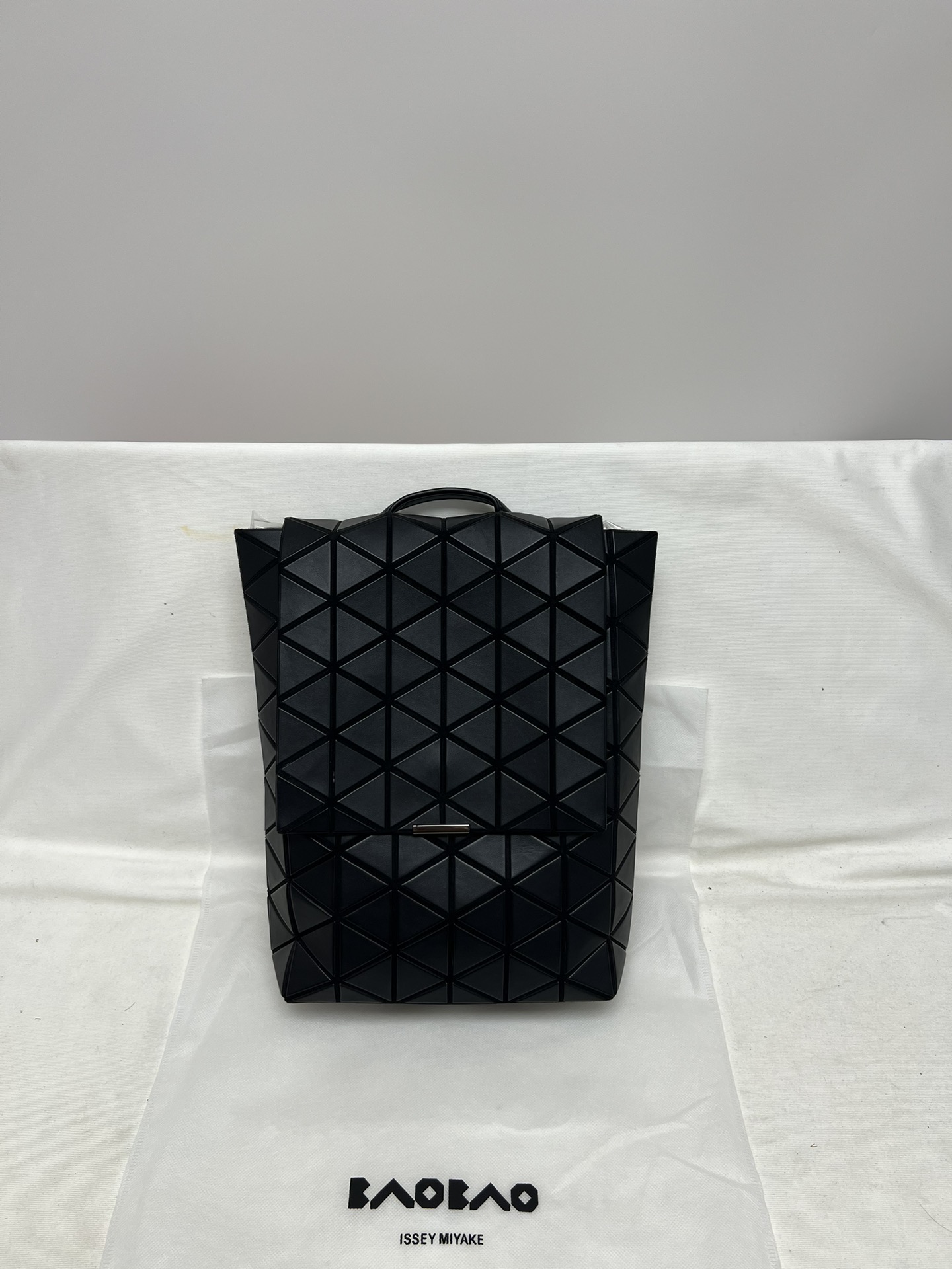 Issey Miyake ～三宅一生 款翻盖双肩包 哑黑