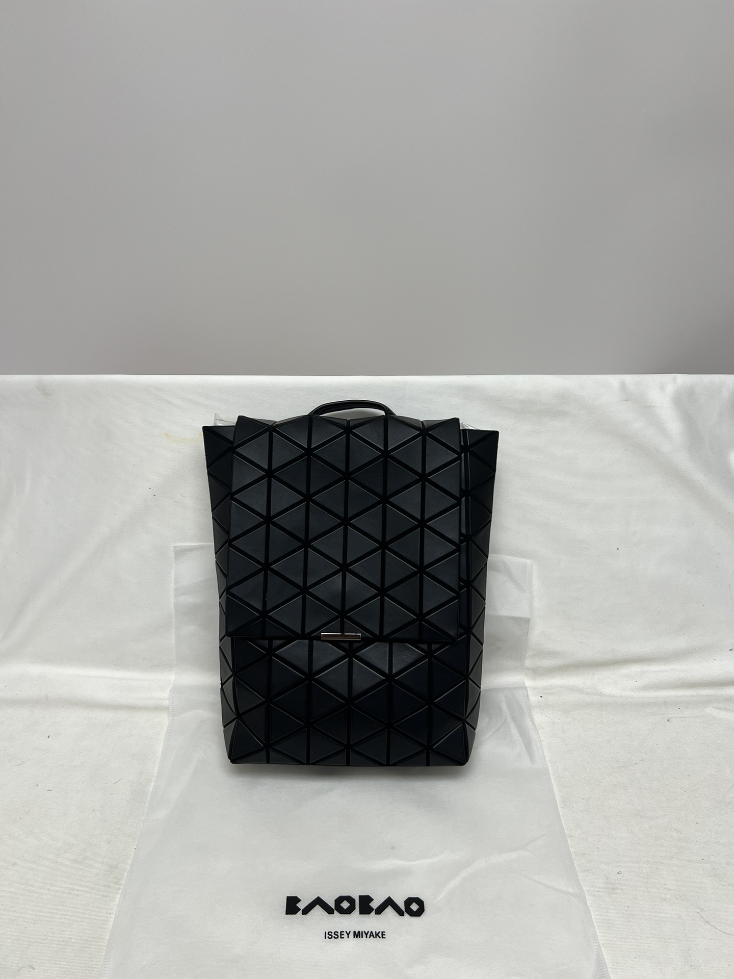 Issey Miyake ～三宅一生 款翻盖双肩包 哑黑