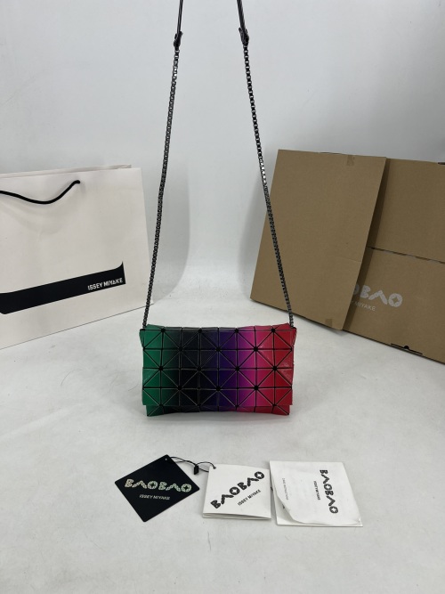 Bolso de Hombro Issey Miyake Rainbow Series con Diseño Geométrico Único 1 Bolso de Hombro Issey Miyake Rainbow Series con Diseño Geométrico Único