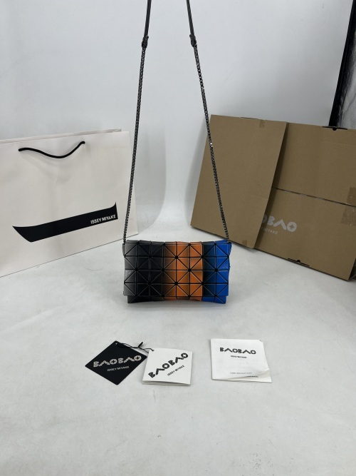 Issey Miyake BAO BAO Rainbow Capsule Sac Bandoulière - Bleu, Orange et Gris 1 Issey Miyake BAO BAO Rainbow Capsule Sac Bandoulière - Bleu, Orange et Gris