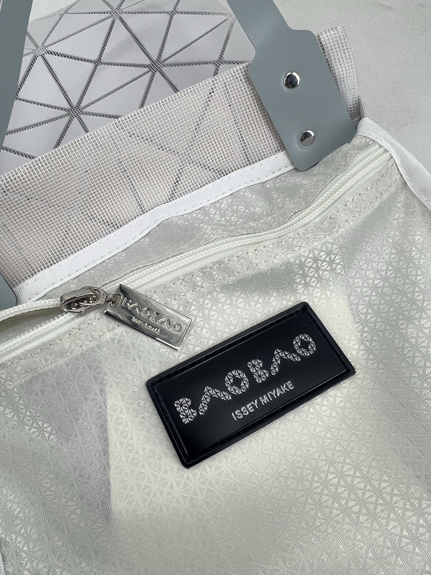 Issey Miyake ～三宅一生 3月新款彩色五金钻石方盒包大小号 新系列CARAT让人想起宝石的雕刻切割