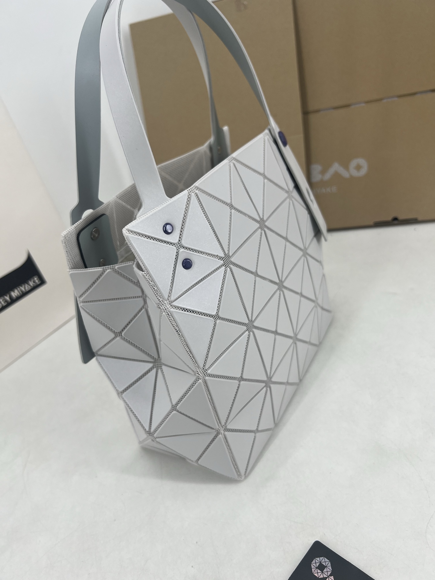Issey Miyake ～三宅一生 3月新款彩色五金钻石方盒包大小号 新系列CARAT让人想起宝石的雕刻切割