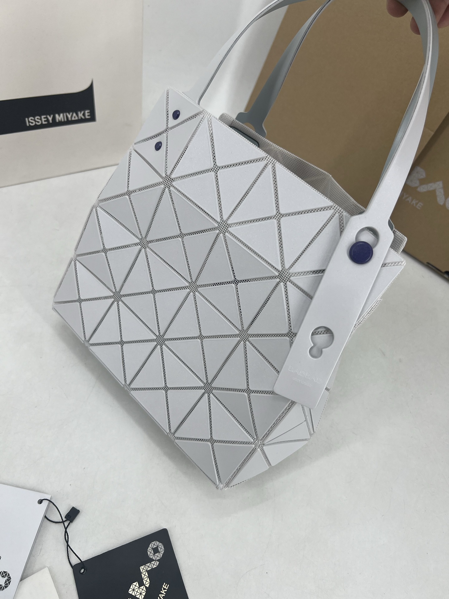 Issey Miyake ～三宅一生 3月新款彩色五金钻石方盒包大小号 新系列CARAT让人想起宝石的雕刻切割