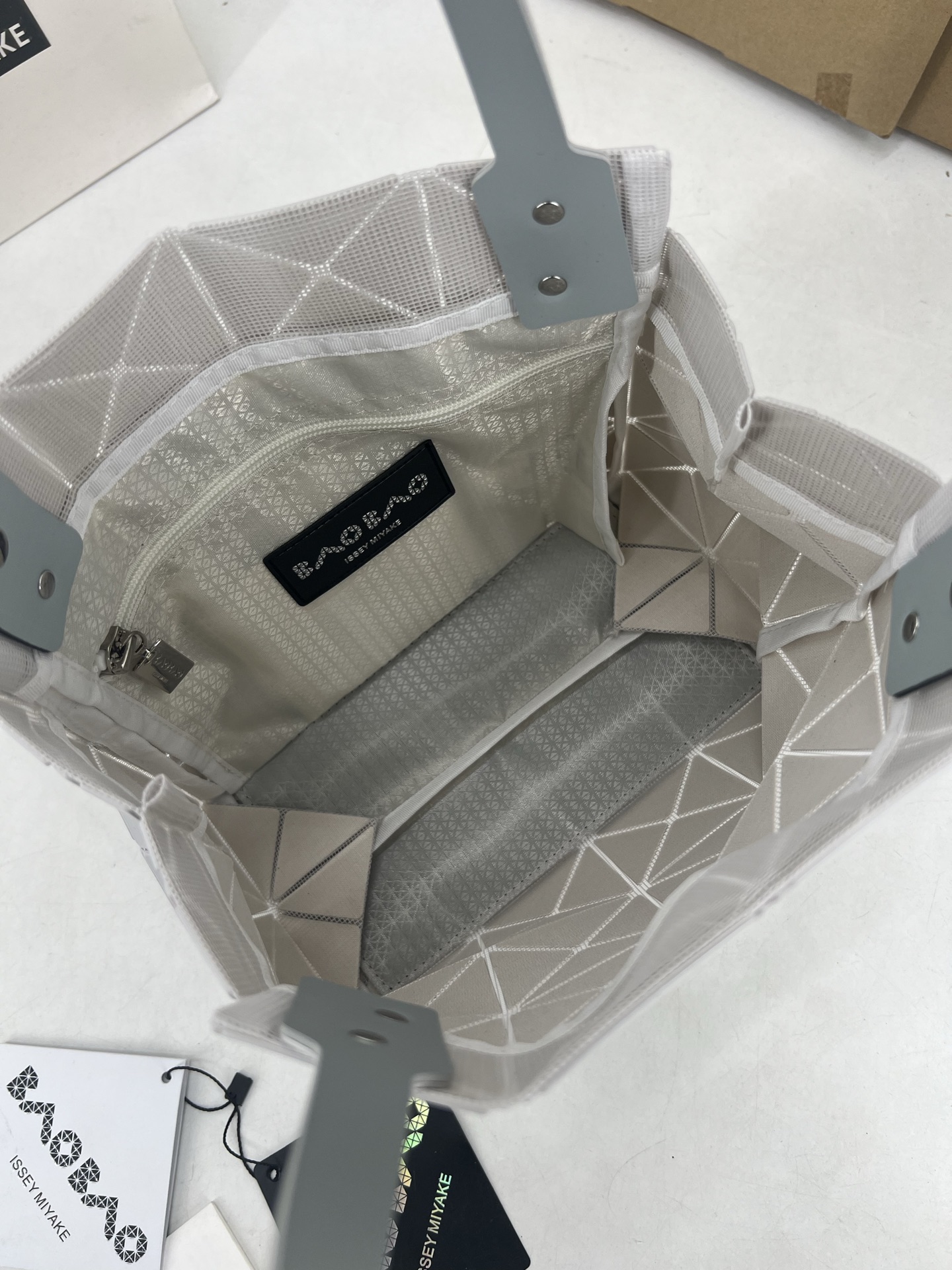 Issey Miyake ～三宅一生 3月新款彩色五金钻石方盒包大小号 新系列CARAT让人想起宝石的雕刻切割