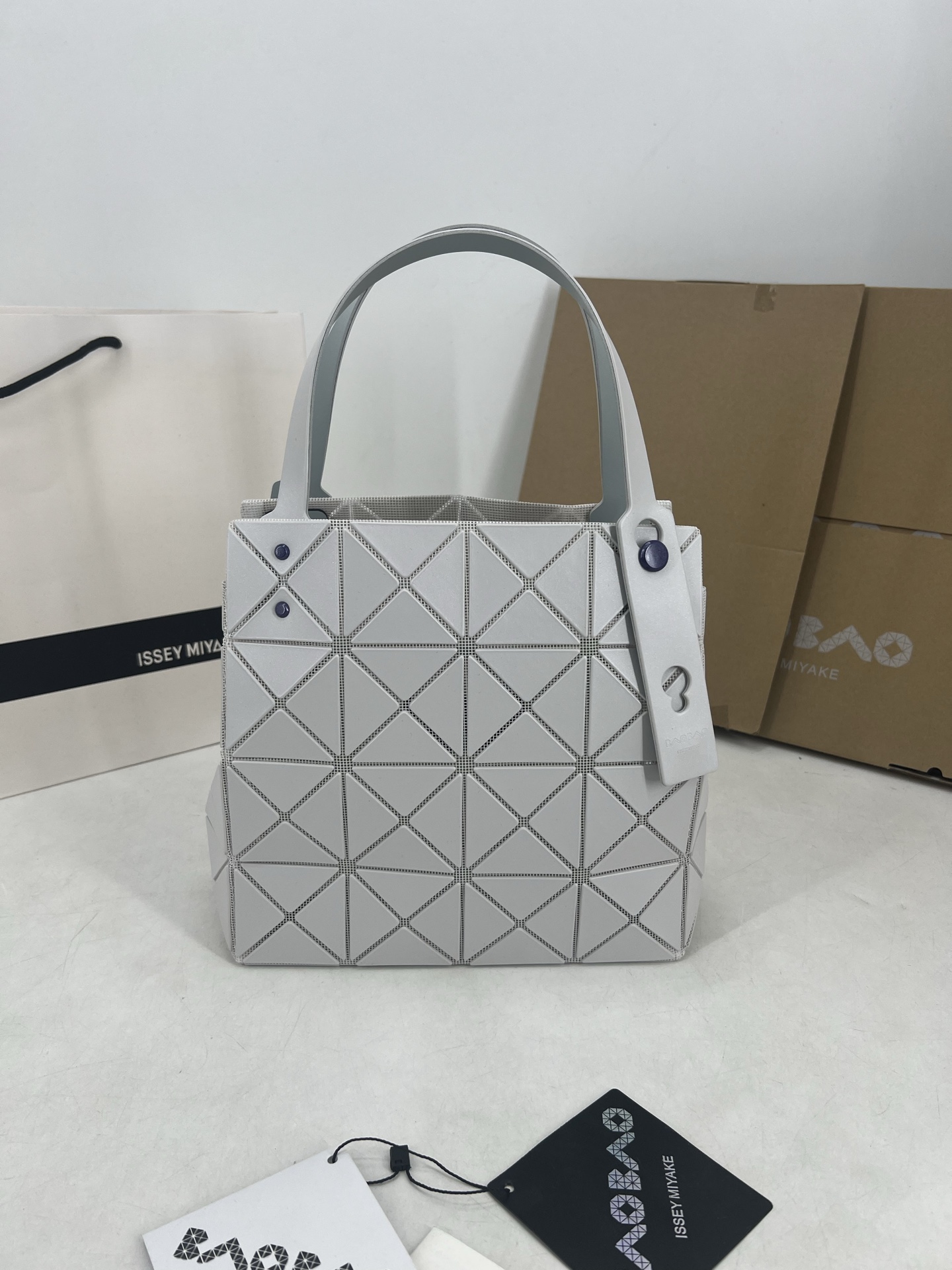 Issey Miyake ～三宅一生 3月新款彩色五金钻石方盒包大小号 新系列CARAT让人想起宝石的雕刻切割