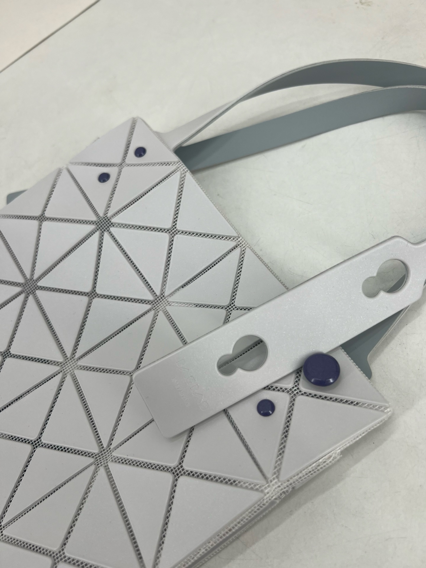 Issey Miyake ～三宅一生 3月新款彩色五金钻石方盒包大小号 新系列CARAT让人想起宝石的雕刻切割