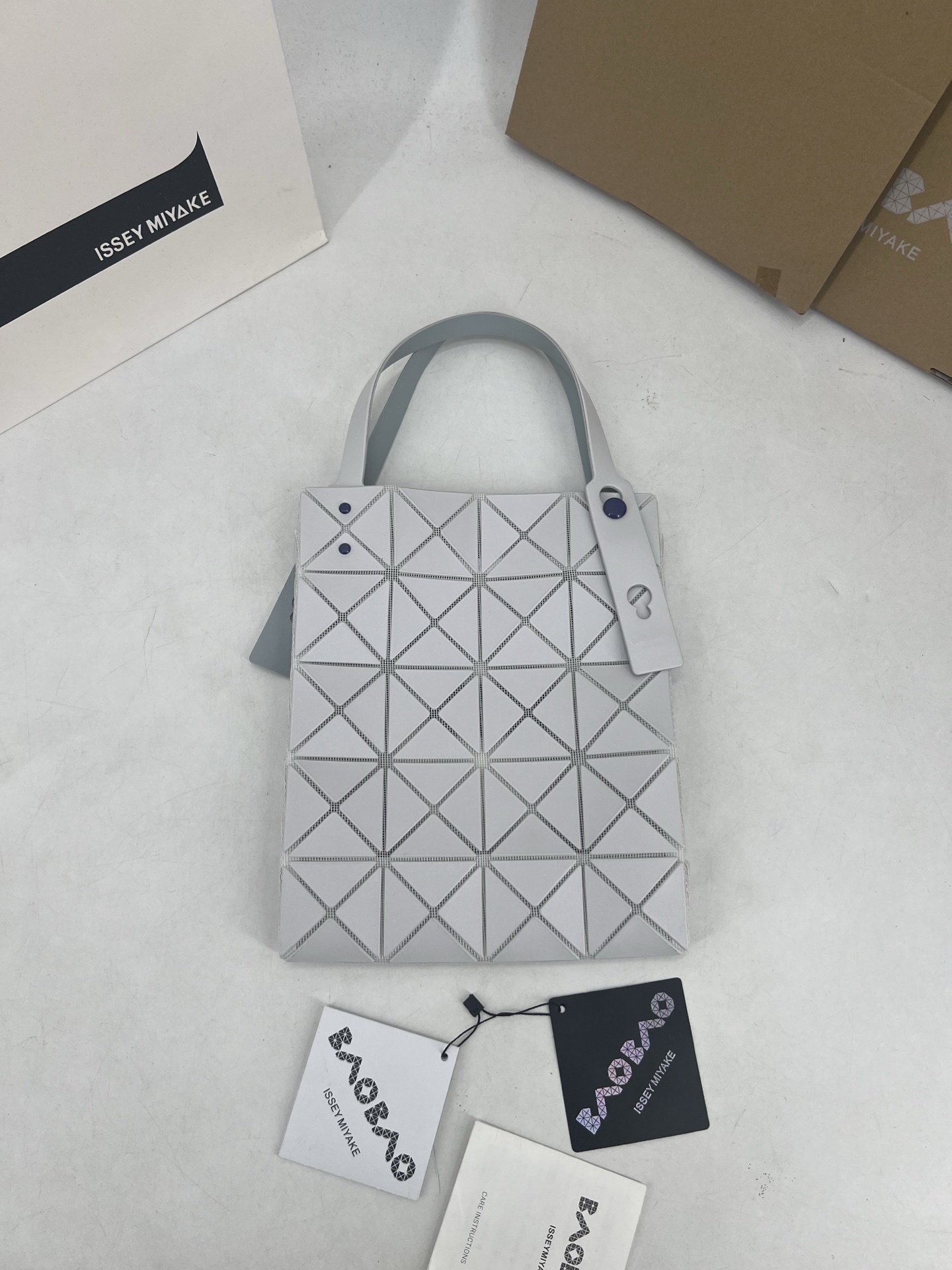 Issey Miyake ～三宅一生 3月新款彩色五金钻石方盒包大小号 新系列CARAT让人想起宝石的雕刻切割