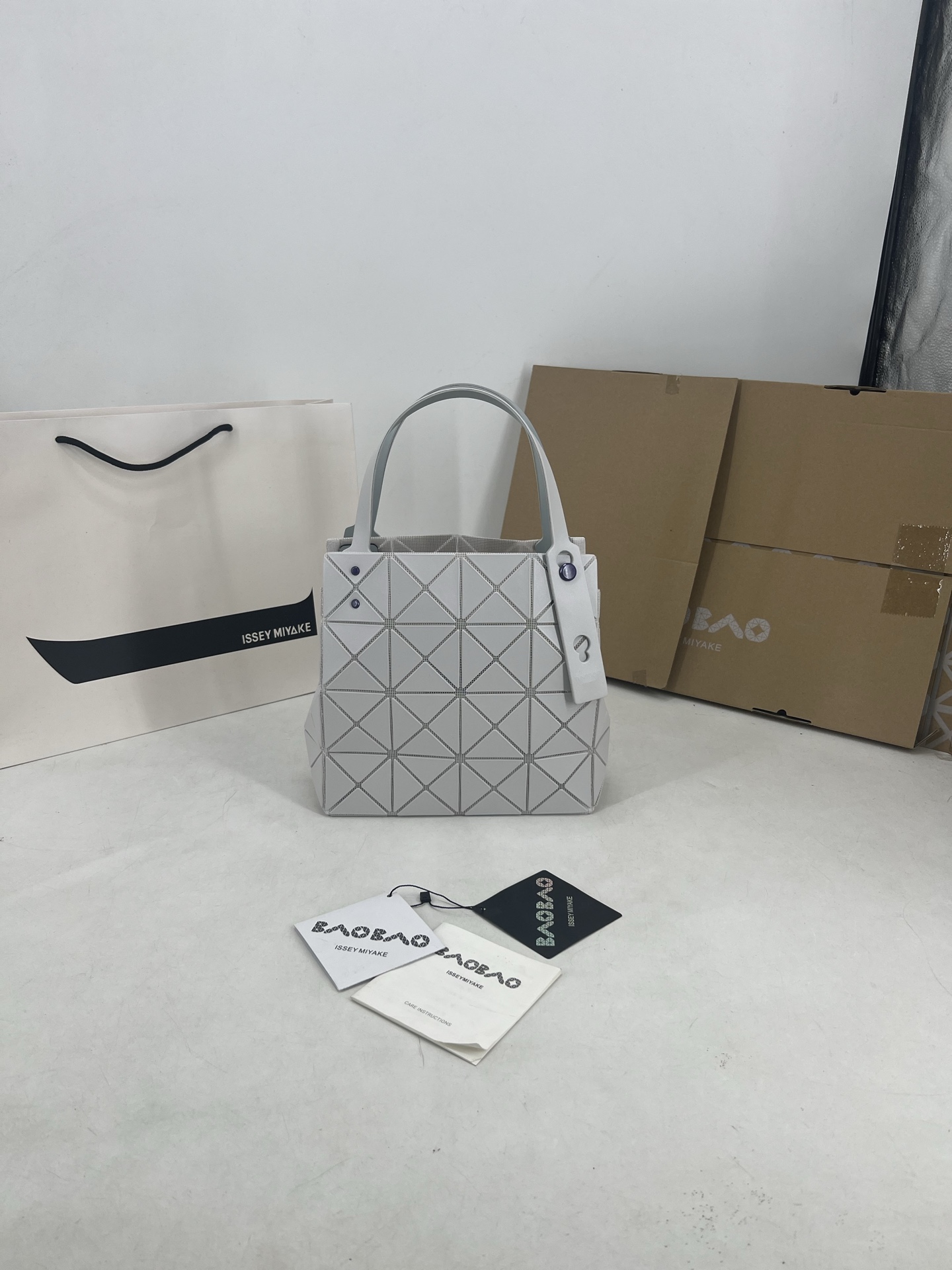 Issey Miyake ～三宅一生 3月新款彩色五金钻石方盒包大小号 新系列CARAT让人想起宝石的雕刻切割