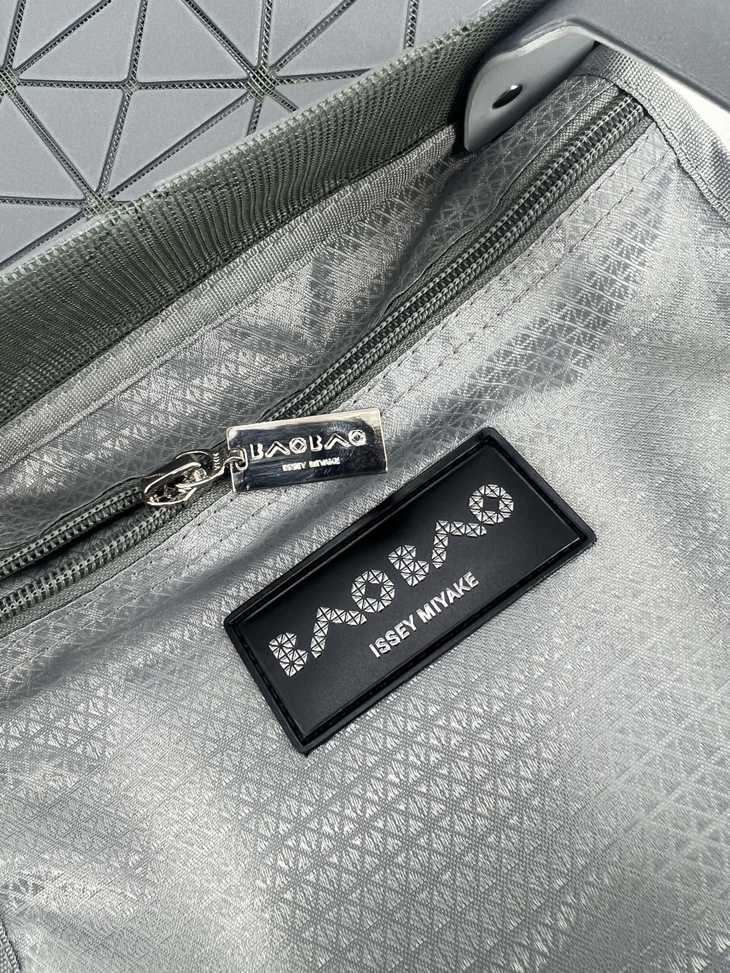 Issey Miyake ～三宅一生 3月新款彩色五金钻石方盒包大小号 新系列CARAT让人想起宝石的雕刻切割