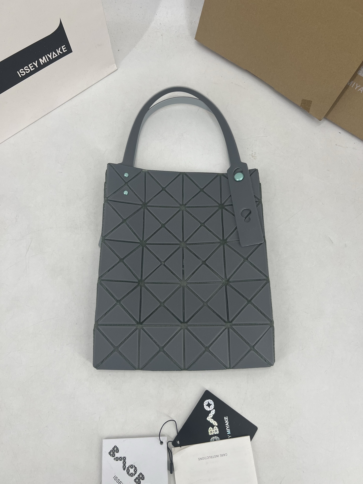 Issey Miyake ～三宅一生 3月新款彩色五金钻石方盒包大小号 新系列CARAT让人想起宝石的雕刻切割