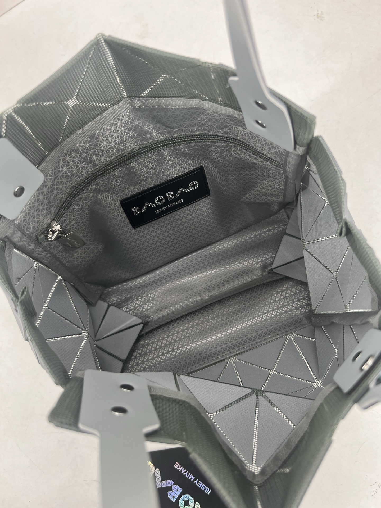 Issey Miyake ～三宅一生 3月新款彩色五金钻石方盒包大小号 新系列CARAT让人想起宝石的雕刻切割