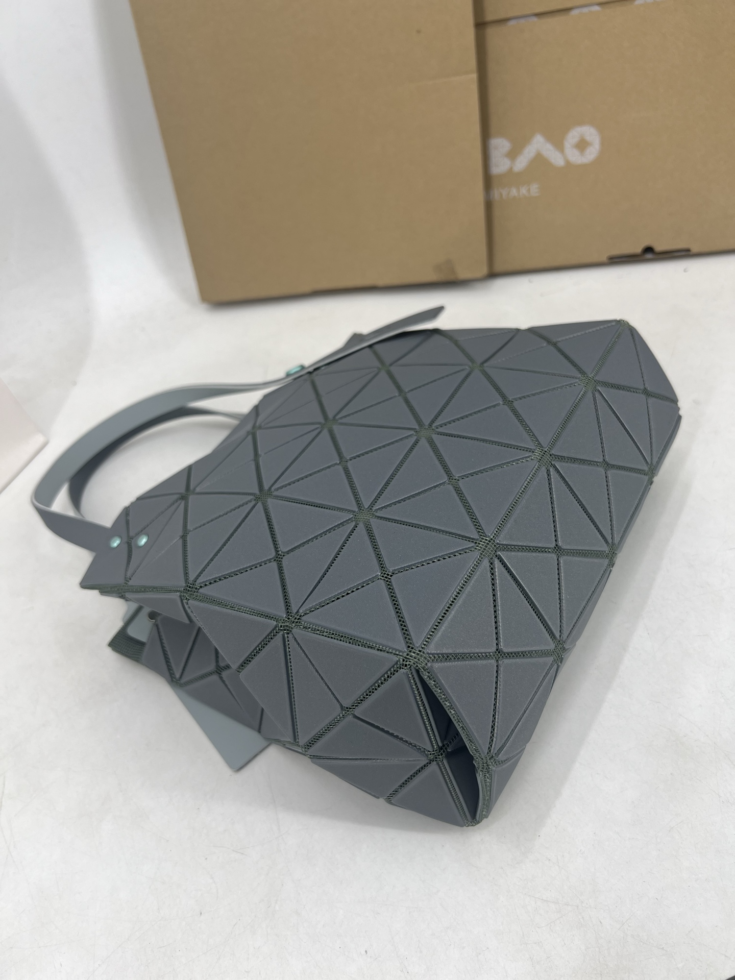 Issey Miyake ～三宅一生 3月新款彩色五金钻石方盒包大小号 新系列CARAT让人想起宝石的雕刻切割