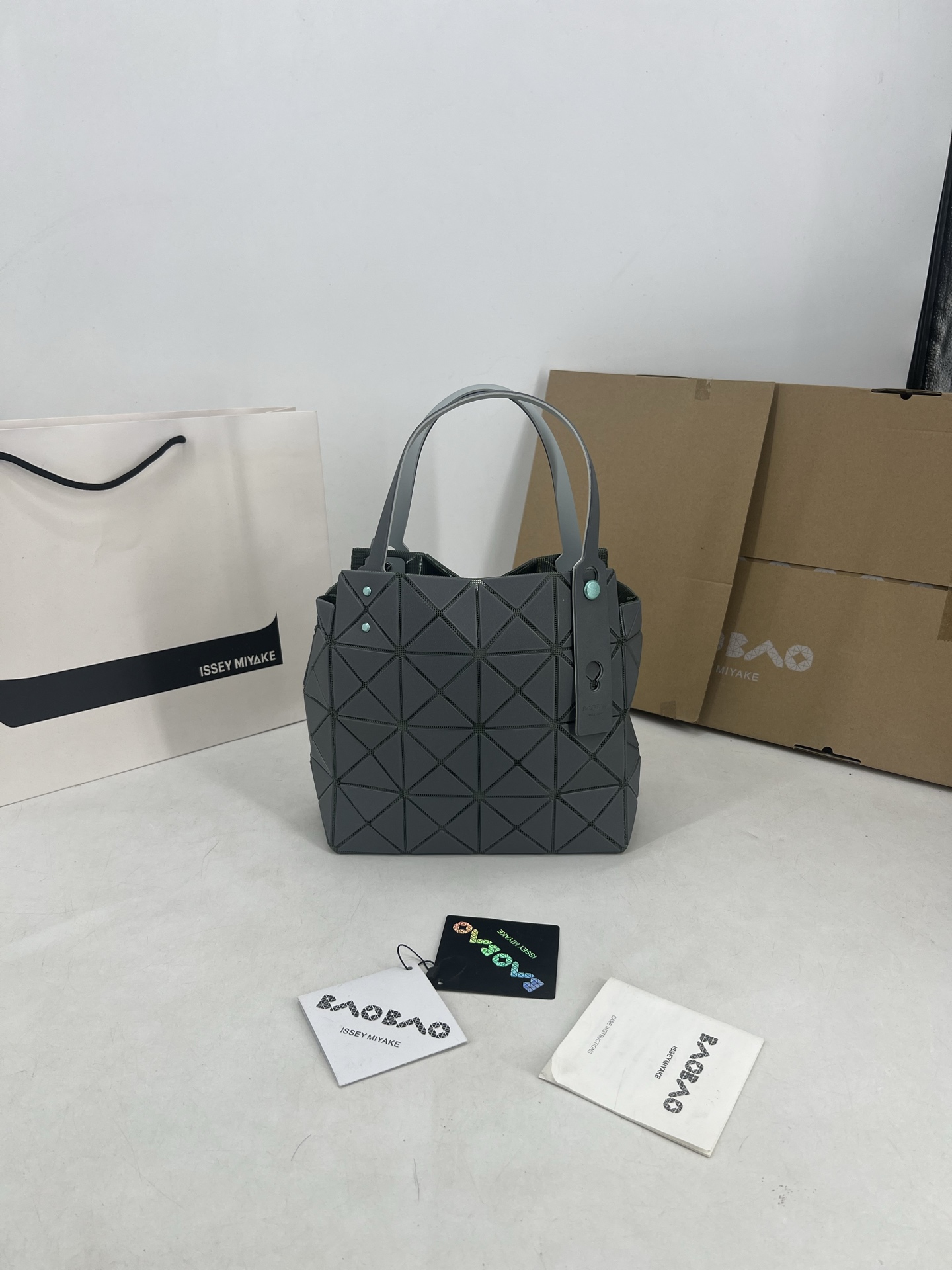 Issey Miyake ～三宅一生 3月新款彩色五金钻石方盒包大小号 新系列CARAT让人想起宝石的雕刻切割