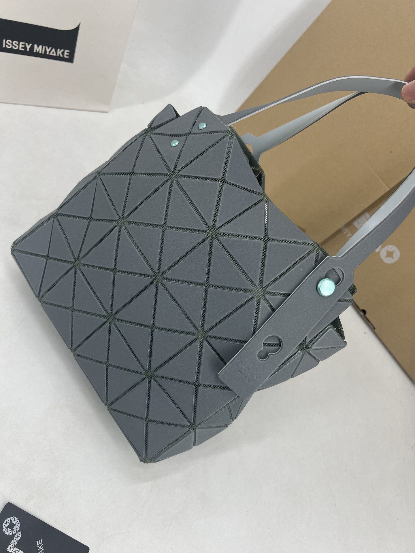 Issey Miyake ～三宅一生 3月新款彩色五金钻石方盒包大小号 新系列CARAT让人想起宝石的雕刻切割