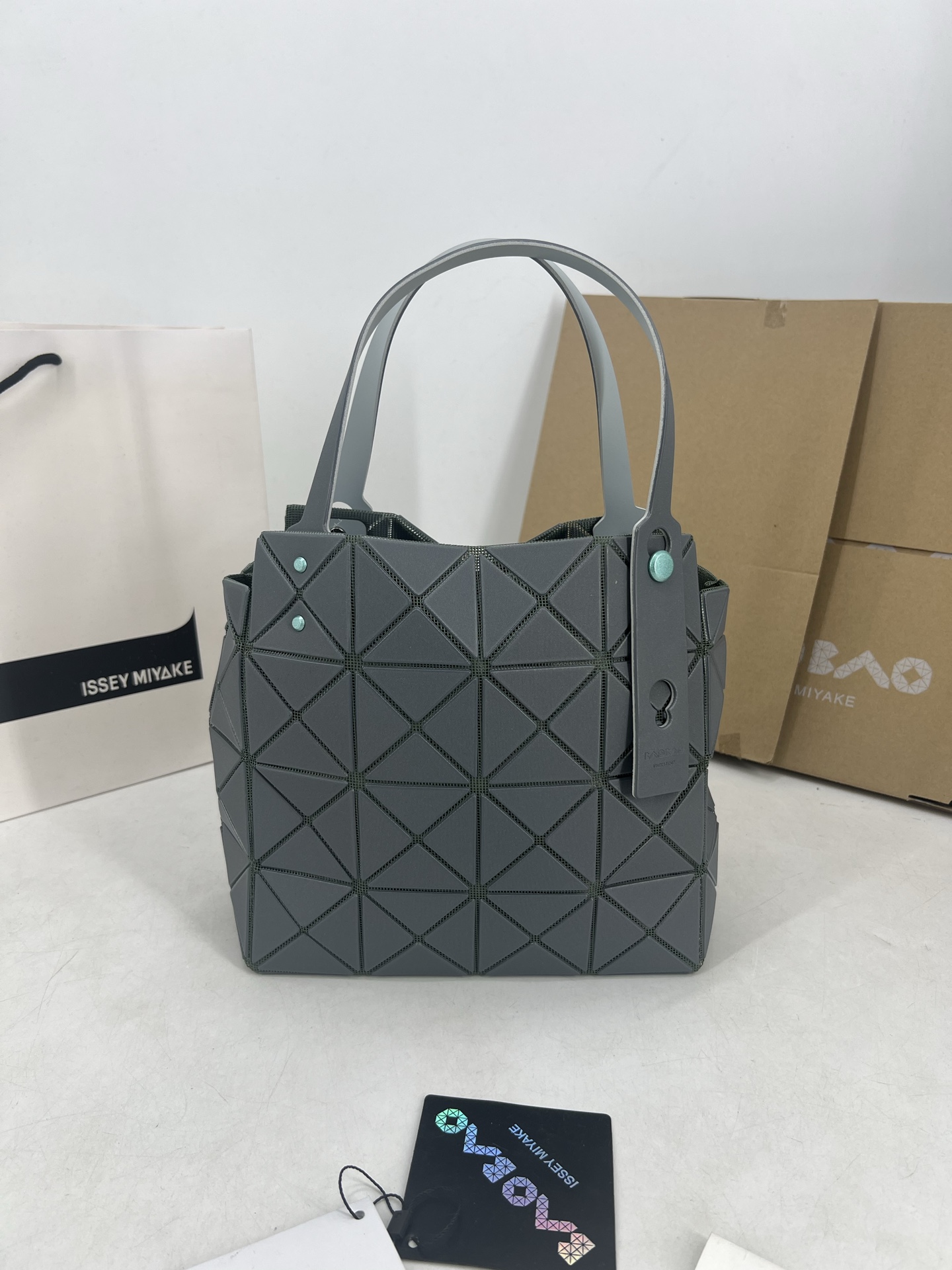 Issey Miyake ～三宅一生 3月新款彩色五金钻石方盒包大小号 新系列CARAT让人想起宝石的雕刻切割