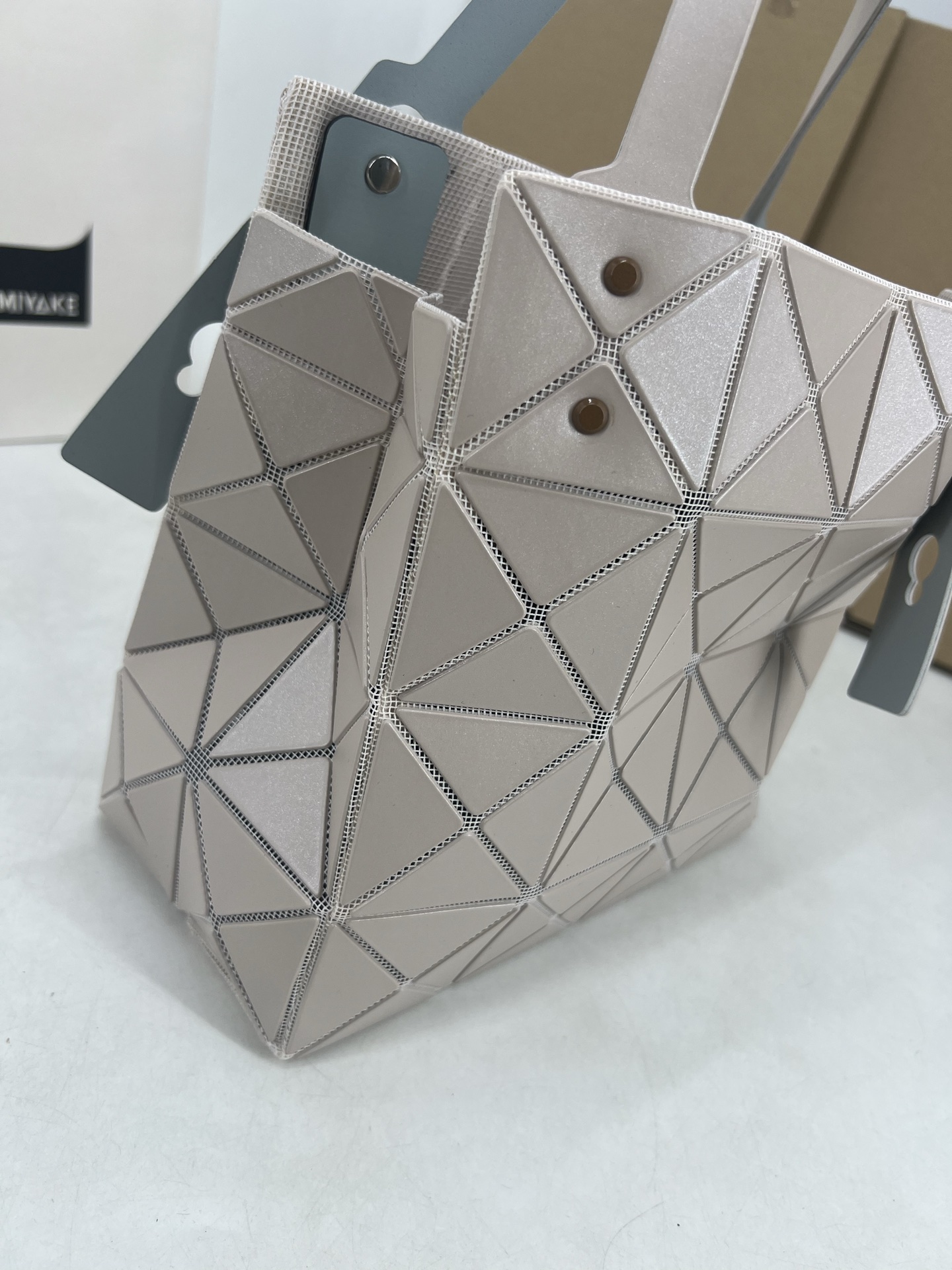 Issey Miyake ～三宅一生 3月新款彩色五金钻石方盒包大小号 新系列CARAT让人想起宝石的雕刻切割