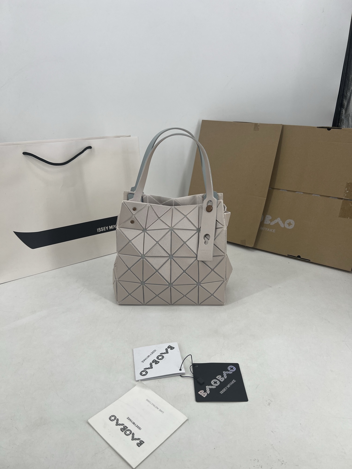 Issey Miyake ～三宅一生 3月新款彩色五金钻石方盒包大小号 新系列CARAT让人想起宝石的雕刻切割