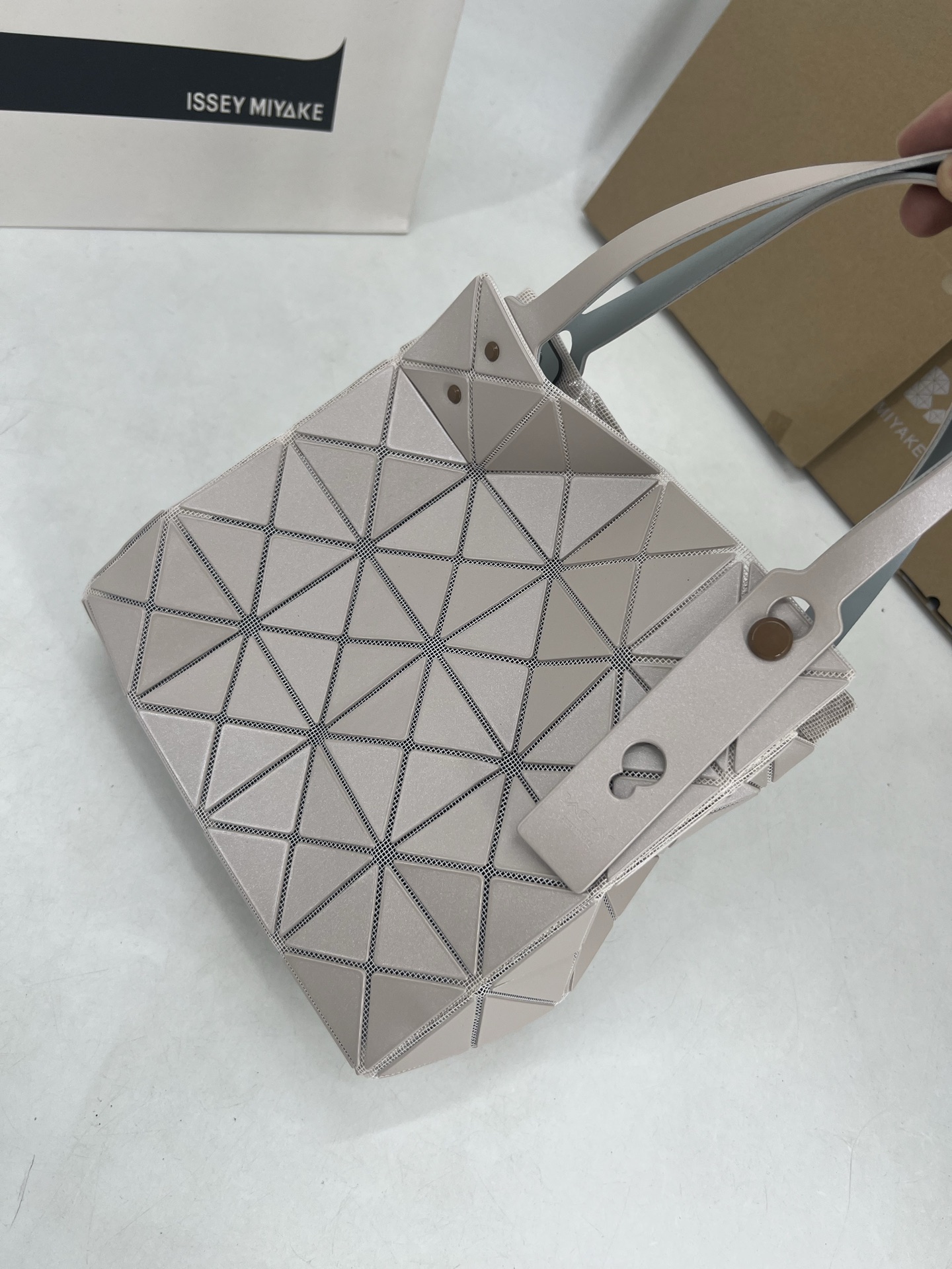 Issey Miyake ～三宅一生 3月新款彩色五金钻石方盒包大小号 新系列CARAT让人想起宝石的雕刻切割